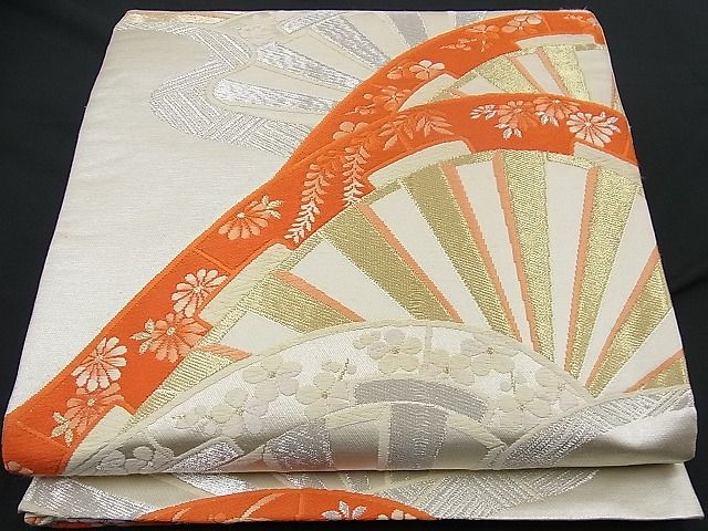■■■　サイズ　■■■ 長さ 428cm 幅 31cm程 ■■■　商品詳細　■■■ 【正絹】 状態は接写画像のように 表地所々・裏地所々に薄いアク、唐織部分に若干の糸よれ、柄止まりに折れ山の薄い汚れがございます。 大変上質な逸品になりますので、ぜひお手入れをされてお召しになられてはいかがでしょうか。 お安く出品致しますので、是非この機会にいかがでしょうか？ ※たれ先一部未かがりですが着用には問題ありません。 ■■■　注意事項　■■■ ■モニター発色の具合により色合いが異なる場合がございます。 ■寸法は多少の誤差が生じる場合がございますのでご了承ください。 ■縫込みの長さが左右非対称の場合は短い部分を記載しております。 左右非対称であってもご返品・お値引き等の保証は出来かねますので、ご了承の上ご購入をお願い致します。 ■シミ等のチェックには注意を払っておりますが、見落としがある場合もございますし、個人の見解も様々ですので神経質な方のご購入はお控えください。 ■箪笥に入っておりました着物や帯なので畳みシワや匂いがあるものもございます。 ■お休みは基本的に土日祝となりますが、その他臨時でお休みする場合がございますのでご了承ください。 ■商品の発送は平日のみの発送となります。 ■夜間と土曜、日曜日はお問い合わせの回答が遅れる場合がございます。 ■当店では、お直し、紋入れ、お手入れ等は承っておりません。 ■生地の状態（ヤケ、経年劣化等）によってはサイズ直しが出来ない場合がございます。 その点もどうかご了承のうえ、ご購入をお願いいたします。 ■弊社で取り扱う商品は一点ものにつき、時期や在庫状況に応じて金額が変更となる場合がございます。 ■検針は行っておりません。予めご了承いただきますようお願いいたします。 ■【洗える着物】と記載のある商品におきましては、商品お届け後に洗濯を行ってしまってからのご返品にはご対応しかねます。 念の為、専門店でのお手入れをお願いいたします。 ■着物のサイズ目安は下記を参考ください↓ ＜女性着物＞　お端折り次第で＋5cm　−1cmが着用可能サイズ 　例）身丈170cmの場合、身長160cm〜175cm ＜男性着物＞　身丈＋約25cm〜27cm程が適応身長 　例）身丈155cmの場合、身長180〜182cm