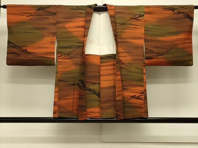 ■■■　サイズ　■■■ 身丈 75.5cm（肩から） 裄丈 63.5cm 袖丈 41.5cm　縫込み 3.5cm 袖幅 33.5cm 前幅 18cm 後幅 28.5cm 裄 お袖側 約0cm　身頃側 約3.5cm ■■■　商品詳細　■■■ 【正絹】 状態は特に目立ったシミ汚れなどもなく大変良い状態です。 大変上質な逸品になります。 お安く出品致しますので、是非この機会にいかがでしょうか？ ■■■　注意事項　■■■ ■モニター発色の具合により色合いが異なる場合がございます。 ■寸法は多少の誤差が生じる場合がございますのでご了承ください。 ■縫込みの長さが左右非対称の場合は短い部分を記載しております。 左右非対称であってもご返品・お値引き等の保証は出来かねますので、ご了承の上ご購入をお願い致します。 ■シミ等のチェックには注意を払っておりますが、見落としがある場合もございますし、個人の見解も様々ですので神経質な方のご購入はお控えください。 ■箪笥に入っておりました着物や帯なので畳みシワや匂いがあるものもございます。 ■お休みは基本的に土日祝となりますが、その他臨時でお休みする場合がございますのでご了承ください。 ■商品の発送は平日のみの発送となります。 ■夜間と土曜、日曜日はお問い合わせの回答が遅れる場合がございます。 ■当店では、お直し、紋入れ、お手入れ等は承っておりません。 ■生地の状態（ヤケ、経年劣化等）によってはサイズ直しが出来ない場合がございます。 その点もどうかご了承のうえ、ご購入をお願いいたします。 ■弊社で取り扱う商品は一点ものにつき、時期や在庫状況に応じて金額が変更となる場合がございます。 ■検針は行っておりません。予めご了承いただきますようお願いいたします。 ■【洗える着物】と記載のある商品におきましては、商品お届け後に洗濯を行ってしまってからのご返品にはご対応しかねます。 念の為、専門店でのお手入れをお願いいたします。 ■写真に写っている物が全てになります。それ以外の付属品はございませんのでご了承ください。 ■状態に関する写真につきましては、掲載可能な写真枚数に限りがあるため、各箇所につき1枚参考画像を掲載しております。 ■着物のサイズ目安は下記を参考ください↓ ＜女性着物＞　お端折り次第で＋5cm　−1cmが着用可能サイズ 　例）身丈170cmの場合、身長160cm〜175cm ＜男性着物＞　身丈＋約25cm〜27cm程が適応身長 　例）身丈155cmの場合、身長180〜182cm