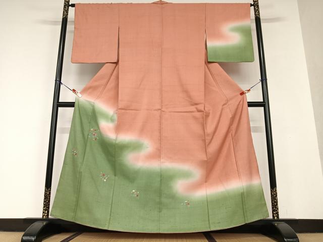 ■■■　サイズ　■■■ 身丈 160.5cm（肩から） 裄丈 65cm 袖丈 49.5cm　縫込み 4cm 袖幅 32.5cm 前幅 22.5cm 後幅 29.5cm 着物縫いこみ 内揚げ 2cm 裄 お袖側 約2cm　身頃側 約3cm ■■■　商品詳細　■■■ 【正絹】 状態は特に目立ったシミ汚れなどもなく大変良い状態です。 大変上質な逸品になります。 お安く出品致しますので、是非この機会にいかがでしょうか？ ※若干着用シワがございます。 ■■■　注意事項　■■■ ■モニター発色の具合により色合いが異なる場合がございます。 ■寸法は多少の誤差が生じる場合がございますのでご了承ください。 ■縫込みの長さが左右非対称の場合は短い部分を記載しております。 左右非対称であってもご返品・お値引き等の保証は出来かねますので、ご了承の上ご購入をお願い致します。 ■シミ等のチェックには注意を払っておりますが、見落としがある場合もございますし、個人の見解も様々ですので神経質な方のご購入はお控えください。 ■箪笥に入っておりました着物や帯なので畳みシワや匂いがあるものもございます。 ■お休みは基本的に土日祝となりますが、その他臨時でお休みする場合がございますのでご了承ください。 ■商品の発送は平日のみの発送となります。 ■夜間と土曜、日曜日はお問い合わせの回答が遅れる場合がございます。 ■当店では、お直し、紋入れ、お手入れ等は承っておりません。 ■生地の状態（ヤケ、経年劣化等）によってはサイズ直しが出来ない場合がございます。 その点もどうかご了承のうえ、ご購入をお願いいたします。 ■弊社で取り扱う商品は一点ものにつき、時期や在庫状況に応じて金額が変更となる場合がございます。 ■検針は行っておりません。予めご了承いただきますようお願いいたします。 ■【洗える着物】と記載のある商品におきましては、商品お届け後に洗濯を行ってしまってからのご返品にはご対応しかねます。 念の為、専門店でのお手入れをお願いいたします。 ■着物のサイズ目安は下記を参考ください↓ ＜女性着物＞　お端折り次第で＋5cm　−1cmが着用可能サイズ 　例）身丈170cmの場合、身長160cm〜175cm ＜男性着物＞　身丈＋約25cm〜27cm程が適応身長 　例）身丈155cmの場合、身長180〜182cm