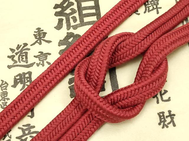 ■■■　サイズ　■■■ 長さ　約174cm（房を除く） ■■■　商品詳細　■■■ 【正絹】 状態は参考画像のように 若干の糸よれ、糸飛び出しがございますが その他特に目立ったシミ汚れなどもなく大変良い状態です。 大変上質な逸品になります。 お安く出品致しますので、是非この機会にいかがでしょうか？ ■■■　注意事項　■■■ ■モニター発色の具合により色合いが異なる場合がございます。 ■寸法は多少の誤差が生じる場合がございますのでご了承ください。 ■縫込みの長さが左右非対称の場合は短い部分を記載しております。 左右非対称であってもご返品・お値引き等の保証は出来かねますので、ご了承の上ご購入をお願い致します。 ■シミ等のチェックには注意を払っておりますが、見落としがある場合もございますし、個人の見解も様々ですので神経質な方のご購入はお控えください。 ■箪笥に入っておりました着物や帯なので畳みシワや匂いがあるものもございます。 ■お休みは基本的に土日祝となりますが、その他臨時でお休みする場合がございますのでご了承ください。 ■商品の発送は平日のみの発送となります。 ■夜間と土曜、日曜日はお問い合わせの回答が遅れる場合がございます。 ■当店では、お直し、紋入れ、お手入れ等は承っておりません。 ■生地の状態（ヤケ、経年劣化等）によってはサイズ直しが出来ない場合がございます。 その点もどうかご了承のうえ、ご購入をお願いいたします。 ■弊社で取り扱う商品は一点ものにつき、時期や在庫状況に応じて金額が変更となる場合がございます。 ■検針は行っておりません。予めご了承いただきますようお願いいたします。 ■【洗える着物】と記載のある商品におきましては、商品お届け後に洗濯を行ってしまってからのご返品にはご対応しかねます。 念の為、専門店でのお手入れをお願いいたします。 ■着物のサイズ目安は下記を参考ください↓ ＜女性着物＞　お端折り次第で＋5cm　−1cmが着用可能サイズ 　例）身丈170cmの場合、身長160cm〜175cm ＜男性着物＞　身丈＋約25cm〜27cm程が適応身長 　例）身丈155cmの場合、身長180〜182cm