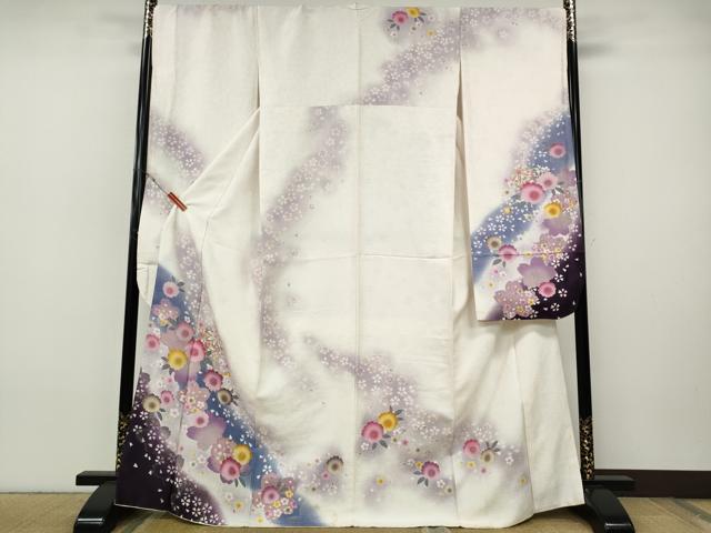 ■■■　サイズ　■■■ 身丈 169cm（肩から） 裄丈 70cm 袖丈 105cm　縫込み 12cm 袖幅 35cm 前幅 25cm 後幅 30cm 着物縫いこみ 内揚げ 5cm 裄 お袖側 約0cm　身頃側 約2cm ■■■　商品詳細　■■■ 【正絹】 状態は特に目立ったシミ汚れなどもなく大変良い状態です。 大変上質な逸品になります。 お安く出品致しますので、是非この機会にいかがでしょうか？ ■■■　注意事項　■■■ ■モニター発色の具合により色合いが異なる場合がございます。 ■寸法は多少の誤差が生じる場合がございますのでご了承ください。 ■縫込みの長さが左右非対称の場合は短い部分を記載しております。 左右非対称であってもご返品・お値引き等の保証は出来かねますので、ご了承の上ご購入をお願い致します。 ■シミ等のチェックには注意を払っておりますが、見落としがある場合もございますし、個人の見解も様々ですので神経質な方のご購入はお控えください。 ■箪笥に入っておりました着物や帯なので畳みシワや匂いがあるものもございます。 ■お休みは基本的に土日祝となりますが、その他臨時でお休みする場合がございますのでご了承ください。 ■商品の発送は平日のみの発送となります。 ■夜間と土曜、日曜日はお問い合わせの回答が遅れる場合がございます。 ■当店では、お直し、紋入れ、お手入れ等は承っておりません。 ■生地の状態（ヤケ、経年劣化等）によってはサイズ直しが出来ない場合がございます。 その点もどうかご了承のうえ、ご購入をお願いいたします。 ■弊社で取り扱う商品は一点ものにつき、時期や在庫状況に応じて金額が変更となる場合がございます。 ■検針は行っておりません。予めご了承いただきますようお願いいたします。 ■【洗える着物】と記載のある商品におきましては、商品お届け後に洗濯を行ってしまってからのご返品にはご対応しかねます。 念の為、専門店でのお手入れをお願いいたします。 ■写真に写っている物が全てになります。それ以外の付属品はございませんのでご了承ください。 ■状態に関する写真につきましては、掲載可能な写真枚数に限りがあるため、各箇所につき1枚参考画像を掲載しております。 ■着物のサイズ目安は下記を参考ください↓ ＜女性着物＞　お端折り次第で＋5cm　－1cmが着用可能サイズ 　例）身丈170cmの場合、身長160cm～175cm ＜男性着物＞　身丈＋約25cm～27cm程が適応身長 　例）身丈155cmの場合、身長180～182cm