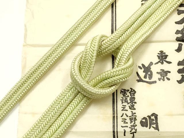 ■■■　サイズ　■■■ 長さ　約145cm（房を除く） ■■■　商品詳細　■■■ 【正絹】 状態は参考画像のように 所々に薄い汚れがございます。 大変上質な逸品になります。 お安く出品致しますので、是非この機会にいかがでしょうか？ ■■■　注意事項　■■■ ■モニター発色の具合により色合いが異なる場合がございます。 ■寸法は多少の誤差が生じる場合がございますのでご了承ください。 ■縫込みの長さが左右非対称の場合は短い部分を記載しております。 左右非対称であってもご返品・お値引き等の保証は出来かねますので、ご了承の上ご購入をお願い致します。 ■シミ等のチェックには注意を払っておりますが、見落としがある場合もございますし、個人の見解も様々ですので神経質な方のご購入はお控えください。 ■箪笥に入っておりました着物や帯なので畳みシワや匂いがあるものもございます。 ■お休みは基本的に土日祝となりますが、その他臨時でお休みする場合がございますのでご了承ください。 ■商品の発送は平日のみの発送となります。 ■夜間と土曜、日曜日はお問い合わせの回答が遅れる場合がございます。 ■当店では、お直し、紋入れ、お手入れ等は承っておりません。 ■生地の状態（ヤケ、経年劣化等）によってはサイズ直しが出来ない場合がございます。 その点もどうかご了承のうえ、ご購入をお願いいたします。 ■弊社で取り扱う商品は一点ものにつき、時期や在庫状況に応じて金額が変更となる場合がございます。 ■検針は行っておりません。予めご了承いただきますようお願いいたします。 ■【洗える着物】と記載のある商品におきましては、商品お届け後に洗濯を行ってしまってからのご返品にはご対応しかねます。 念の為、専門店でのお手入れをお願いいたします。 ■着物のサイズ目安は下記を参考ください↓ ＜女性着物＞　お端折り次第で＋5cm　−1cmが着用可能サイズ 　例）身丈170cmの場合、身長160cm〜175cm ＜男性着物＞　身丈＋約25cm〜27cm程が適応身長 　例）身丈155cmの場合、身長180〜182cm