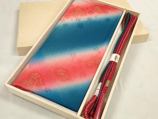 ■■■　商品詳細　■■■ 【サイズ】 約160cm（房含む） 【未使用】 状態は参考画像のように薄い汚れがございます。 大変上質な逸品になります。 お安く出品致しますので、是非この機会にいかがでしょうか？ ■■■　注意事項　■■■ ■モニター発色の具合により色合いが異なる場合がございます。 ■寸法は多少の誤差が生じる場合がございますのでご了承ください。 ■縫込みの長さが左右非対称の場合は短い部分を記載しております。 左右非対称であってもご返品・お値引き等の保証は出来かねますので、ご了承の上ご購入をお願い致します。 ■シミ等のチェックには注意を払っておりますが、見落としがある場合もございますし、個人の見解も様々ですので神経質な方のご購入はお控えください。 ■箪笥に入っておりました着物や帯なので畳みシワや匂いがあるものもございます。 ■お休みは基本的に土日祝となりますが、その他臨時でお休みする場合がございますのでご了承ください。 ■商品の発送は平日のみの発送となります。 ■夜間と土曜、日曜日はお問い合わせの回答が遅れる場合がございます。 ■当店では、お直し、紋入れ、お手入れ等は承っておりません。 ■生地の状態（ヤケ、経年劣化等）によってはサイズ直しが出来ない場合がございます。 その点もどうかご了承のうえ、ご購入をお願いいたします。 ■弊社で取り扱う商品は一点ものにつき、時期や在庫状況に応じて金額が変更となる場合がございます。 ■検針は行っておりません。予めご了承いただきますようお願いいたします。 ■【洗える着物】と記載のある商品におきましては、商品お届け後に洗濯を行ってしまってからのご返品にはご対応しかねます。 念の為、専門店でのお手入れをお願いいたします。 ■着物のサイズ目安は下記を参考ください↓ ＜女性着物＞　お端折り次第で＋5cm　−1cmが着用可能サイズ 　例）身丈170cmの場合、身長160cm〜175cm ＜男性着物＞　身丈＋約25cm〜27cm程が適応身長 　例）身丈155cmの場合、身長180〜182cm