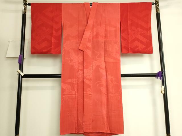 ■■■　サイズ　■■■ 身丈 133.5cm（肩から） 裄丈 65cm 袖丈 56cm 縫込み 5cm 袖幅 32.5cm 前幅 32cm 後幅 32.5cm 着物縫いこみ 内揚げ 0cm 裄 お袖側 約 0cm　身頃側 約 0cm ■■■　商品詳細　■■■ 【正絹】 状態は接写画像のように表地所々・裏地に汚れがございます。 大変上質な逸品になります。 お安く出品致しますので、是非この機会にいかがでしょうか？ ※大正ロマンなレトロ品です。 和モダン・レトロ感をお楽しみください。 アンティークになりますので お品物の状態の感じ方には個人差がございます。 ご理解の上でのご入札をお願い致します。 ■■■　注意事項　■■■ ■モニター発色の具合により色合いが異なる場合がございます。 ■寸法は多少の誤差が生じる場合がございますのでご了承ください。 ■縫込みの長さが左右非対称の場合は短い部分を記載しております。 左右非対称であってもご返品・お値引き等の保証は出来かねますので、ご了承の上ご購入をお願い致します。 ■シミ等のチェックには注意を払っておりますが、見落としがある場合もございますし、個人の見解も様々ですので神経質な方のご購入はお控えください。 ■箪笥に入っておりました着物や帯なので畳みシワや匂いがあるものもございます。 ■お休みは基本的に土日祝となりますが、その他臨時でお休みする場合がございますのでご了承ください。 ■商品の発送は平日のみの発送となります。 ■夜間と土曜、日曜日はお問い合わせの回答が遅れる場合がございます。 ■当店では、お直し、紋入れ、お手入れ等は承っておりません。 ■生地の状態（ヤケ、経年劣化等）によってはサイズ直しが出来ない場合がございます。 その点もどうかご了承のうえ、ご購入をお願いいたします。 ■弊社で取り扱う商品は一点ものにつき、時期や在庫状況に応じて金額が変更となる場合がございます。 ■検針は行っておりません。予めご了承いただきますようお願いいたします。 ■【洗える着物】と記載のある商品におきましては、商品お届け後に洗濯を行ってしまってからのご返品にはご対応しかねます。 念の為、専門店でのお手入れをお願いいたします。 ■写真に写っている物が全てになります。 それ以外の付属品はございませんのでご了承ください。 ■状態に関する写真につきましては、掲載可能な写真枚数に限りがあるため、 各箇所につき1枚参考画像を掲載しております。 ■着物のサイズ目安は下記を参考ください↓ ＜女性着物＞　お端折り次第で＋5cm　－10cmが着用可能サイズ 　例）身丈170cmの場合、身長160cm～175cm ＜男性着物＞　身丈＋約25cm～27cm程が適応身長 　例）身丈155cmの場合、身長180cm～182cm