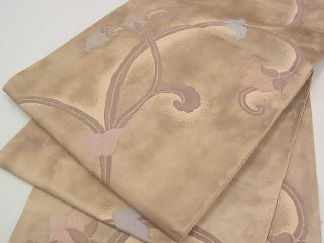 ■■■　サイズ　■■■ 長さ 432cm 幅 31cm程 ■■■　商品詳細　■■■ 【正絹・芯なし】 状態は締めてはおりますが 特に目立ったシミ汚れなどもなく大変良い状態です。 大変上質な逸品になります。 お安く出品致しますので、是非この機会にいかがでしょうか？ ■■■　注意事項　■■■ ■モニター発色の具合により色合いが異なる場合がございます。 ■寸法は多少の誤差が生じる場合がございますのでご了承ください。 ■縫込みの長さが左右非対称の場合は短い部分を記載しております。 左右非対称であってもご返品・お値引き等の保証は出来かねますので、ご了承の上ご購入をお願い致します。 ■シミ等のチェックには注意を払っておりますが、見落としがある場合もございますし、個人の見解も様々ですので神経質な方のご購入はお控えください。 ■箪笥に入っておりました着物や帯なので畳みシワや匂いがあるものもございます。 ■お休みは基本的に土日祝となりますが、その他臨時でお休みする場合がございますのでご了承ください。 ■商品の発送は平日のみの発送となります。 ■夜間と土曜、日曜日はお問い合わせの回答が遅れる場合がございます。 ■当店では、お直し、紋入れ、お手入れ等は承っておりません。 ■生地の状態（ヤケ、経年劣化等）によってはサイズ直しが出来ない場合がございます。 その点もどうかご了承のうえ、ご購入をお願いいたします。 ■弊社で取り扱う商品は一点ものにつき、時期や在庫状況に応じて金額が変更となる場合がございます。 ■検針は行っておりません。予めご了承いただきますようお願いいたします。 ■【洗える着物】と記載のある商品におきましては、商品お届け後に洗濯を行ってしまってからのご返品にはご対応しかねます。 念の為、専門店でのお手入れをお願いいたします。 ■着物のサイズ目安は下記を参考ください↓ ＜女性着物＞　お端折り次第で＋5cm　−1cmが着用可能サイズ 　例）身丈170cmの場合、身長160cm〜175cm ＜男性着物＞　身丈＋約25cm〜27cm程が適応身長 　例）身丈155cmの場合、身長180〜182cm