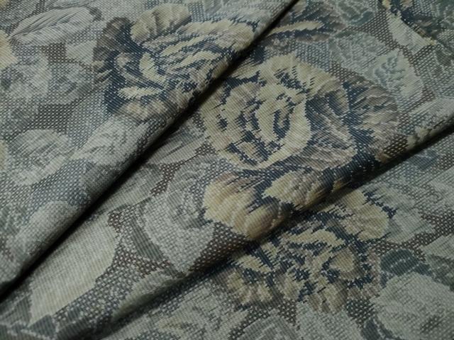 ■■■　サイズ　■■■ 身丈 159cm（肩から） 裄丈 67cm 袖丈 46cm　縫込み 4cm 袖幅 34cm 前幅 28cm 後幅 30cm 着物縫いこみ 内揚げ 3cm 裄 お袖側 約2cm　身頃側 約3cm ■■■　商品詳細　■■■ 【正絹】 状態は接写画像のように胴裏・衿裏に薄い汚れがございますが その他特に目立ったシミ汚れなどもなく大変良い状態です。 大変上質な逸品になります。 お安く出品致しますので、是非この機会にいかがでしょうか？ ■■■　注意事項　■■■ ■モニター発色の具合により色合いが異なる場合がございます。 ■寸法は多少の誤差が生じる場合がございますのでご了承ください。 ■縫込みの長さが左右非対称の場合は短い部分を記載しております。 左右非対称であってもご返品・お値引き等の保証は出来かねますので、ご了承の上ご購入をお願い致します。 ■シミ等のチェックには注意を払っておりますが、見落としがある場合もございますし、個人の見解も様々ですので神経質な方のご購入はお控えください。 ■箪笥に入っておりました着物や帯なので畳みシワや匂いがあるものもございます。 ■お休みは基本的に土日祝となりますが、その他臨時でお休みする場合がございますのでご了承ください。 ■商品の発送は平日のみの発送となります。 ■夜間と土曜、日曜日はお問い合わせの回答が遅れる場合がございます。 ■当店では、お直し、紋入れ、お手入れ等は承っておりません。 ■生地の状態（ヤケ、経年劣化等）によってはサイズ直しが出来ない場合がございます。 その点もどうかご了承のうえ、ご購入をお願いいたします。 ■弊社で取り扱う商品は一点ものにつき、時期や在庫状況に応じて金額が変更となる場合がございます。 ■検針は行っておりません。予めご了承いただきますようお願いいたします。 ■【洗える着物】と記載のある商品におきましては、商品お届け後に洗濯を行ってしまってからのご返品にはご対応しかねます。 念の為、専門店でのお手入れをお願いいたします。 ■着物のサイズ目安は下記を参考ください↓ ＜女性着物＞　お端折り次第で＋5?　−10?が着用可能サイズ 　例）身丈170?の場合、身長160?〜175? ＜男性着物＞　身丈＋約25?〜27?程が適応身長 　例）身丈155?の場合、身長180〜182?