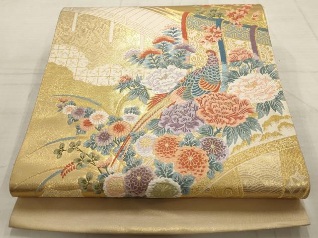 ■■■　サイズ　■■■ 長さ 448cm 幅 30.5cm程 ■■■　商品詳細　■■■ 【正絹・未仕立て】 状態は接写画像のように 柄止まりに薄い汚れがございますが その他特に目立ったシミ汚れなどもなく大変良い状態です。 大変上質な逸品になります。 お安く出品致しますので、是非この機会にいかがでしょうか？ ※汚れ等に関しましては、着用時には見えない部分になるかと思いますのであまり気にならずお召になれるかと思います。 ■■■　注意事項　■■■ ■モニター発色の具合により色合いが異なる場合がございます。 ■寸法は多少の誤差が生じる場合がございますのでご了承ください。 ■縫込みの長さが左右非対称の場合は短い部分を記載しております。 左右非対称であってもご返品・お値引き等の保証は出来かねますので、ご了承の上ご購入をお願い致します。 ■シミ等のチェックには注意を払っておりますが、見落としがある場合もございますし、個人の見解も様々ですので神経質な方のご購入はお控えください。 ■箪笥に入っておりました着物や帯なので畳みシワや匂いがあるものもございます。 ■お休みは基本的に土日祝となりますが、その他臨時でお休みする場合がございますのでご了承ください。 ■商品の発送は平日のみの発送となります。 ■夜間と土曜、日曜日はお問い合わせの回答が遅れる場合がございます。 ■当店では、お直し、紋入れ、お手入れ等は承っておりません。 ■生地の状態（ヤケ、経年劣化等）によってはサイズ直しが出来ない場合がございます。 その点もどうかご了承のうえ、ご購入をお願いいたします。 ■弊社で取り扱う商品は一点ものにつき、時期や在庫状況に応じて金額が変更となる場合がございます。 ■検針は行っておりません。予めご了承いただきますようお願いいたします。 ■【洗える着物】と記載のある商品におきましては、商品お届け後に洗濯を行ってしまってからのご返品にはご対応しかねます。 念の為、専門店でのお手入れをお願いいたします。 ■着物のサイズ目安は下記を参考ください↓ ＜女性着物＞　お端折り次第で＋5cm　−1cmが着用可能サイズ 　例）身丈170cmの場合、身長160cm〜175cm ＜男性着物＞　身丈＋約25cm〜27cm程が適応身長 　例）身丈155cmの場合、身長180〜182cm