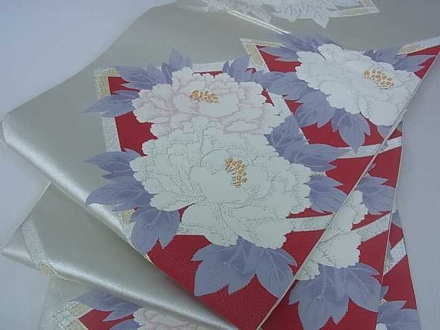 ■■■　サイズ　■■■ 長さ 434cm 幅 30cm程 ■■■　商品詳細　■■■ 【正絹】 状態は接写画像のように 手先に薄い汚れがございますが その他特に目立ったシミ汚れなどもなく大変良い状態です。 大変上質な逸品になります。 お安く出品致しますので、是非この機会にいかがでしょうか？ ■■■　注意事項　■■■ ■モニター発色の具合により色合いが異なる場合がございます。 ■寸法は多少の誤差が生じる場合がございますのでご了承ください。 ■縫込みの長さが左右非対称の場合は短い部分を記載しております。 左右非対称であってもご返品・お値引き等の保証は出来かねますので、ご了承の上ご購入をお願い致します。 ■シミ等のチェックには注意を払っておりますが、見落としがある場合もございますし、個人の見解も様々ですので神経質な方のご購入はお控えください。 ■箪笥に入っておりました着物や帯なので畳みシワや匂いがあるものもございます。 ■お休みは基本的に土日祝となりますが、その他臨時でお休みする場合がございますのでご了承ください。 ■商品の発送は平日のみの発送となります。 ■夜間と土曜、日曜日はお問い合わせの回答が遅れる場合がございます。 ■当店では、お直し、紋入れ、お手入れ等は承っておりません。 ■生地の状態（ヤケ、経年劣化等）によってはサイズ直しが出来ない場合がございます。 その点もどうかご了承のうえ、ご購入をお願いいたします。 ■弊社で取り扱う商品は一点ものにつき、時期や在庫状況に応じて金額が変更となる場合がございます。 ■検針は行っておりません。予めご了承いただきますようお願いいたします。 ■【洗える着物】と記載のある商品におきましては、商品お届け後に洗濯を行ってしまってからのご返品にはご対応しかねます。 念の為、専門店でのお手入れをお願いいたします。 ■着物のサイズ目安は下記を参考ください↓ ＜女性着物＞　お端折り次第で＋5cm　−1cmが着用可能サイズ 　例）身丈170cmの場合、身長160cm〜175cm ＜男性着物＞　身丈＋約25cm〜27cm程が適応身長 　例）身丈155cmの場合、身長180〜182cm