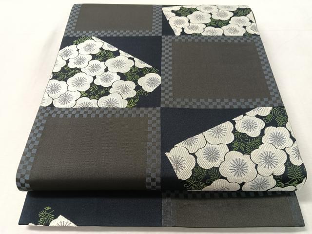 ■■■　サイズ　■■■ 長さ 436cm 幅 31cm程 ■■■　商品詳細　■■■ 【正絹】 状態は締めてはおりますが 特に目立ったシミ汚れなどもなく大変良い状態です。 大変上質な逸品になります。 お安く出品致しますので、是非この機会にいかがでしょうか？ ■■■　注意事項　■■■ ■モニター発色の具合により色合いが異なる場合がございます。 ■寸法は多少の誤差が生じる場合がございますのでご了承ください。 ■縫込みの長さが左右非対称の場合は短い部分を記載しております。 左右非対称であってもご返品・お値引き等の保証は出来かねますので、ご了承の上ご購入をお願い致します。 ■シミ等のチェックには注意を払っておりますが、見落としがある場合もございますし、個人の見解も様々ですので神経質な方のご購入はお控えください。 ■箪笥に入っておりました着物や帯なので畳みシワや匂いがあるものもございます。 ■お休みは基本的に土日祝となりますが、その他臨時でお休みする場合がございますのでご了承ください。 ■商品の発送は平日のみの発送となります。 ■夜間と土曜、日曜日はお問い合わせの回答が遅れる場合がございます。 ■当店では、お直し、紋入れ、お手入れ等は承っておりません。 ■生地の状態（ヤケ、経年劣化等）によってはサイズ直しが出来ない場合がございます。 その点もどうかご了承のうえ、ご購入をお願いいたします。 ■弊社で取り扱う商品は一点ものにつき、時期や在庫状況に応じて金額が変更となる場合がございます。 ■検針は行っておりません。予めご了承いただきますようお願いいたします。 ■【洗える着物】と記載のある商品におきましては、商品お届け後に洗濯を行ってしまってからのご返品にはご対応しかねます。 念の為、専門店でのお手入れをお願いいたします。 ■写真に写っている物が全てになります。それ以外の付属品はございませんのでご了承ください。 ■状態に関する写真につきましては、掲載可能な写真枚数に限りがあるため、各箇所につき1枚参考画像を掲載しております。 ■着物のサイズ目安は下記を参考ください↓ ＜女性着物＞　お端折り次第で＋5cm　−1cmが着用可能サイズ 　例）身丈170cmの場合、身長160cm〜175cm ＜男性着物＞　身丈＋約25cm〜27cm程が適応身長 　例）身丈155cmの場合、身長180〜182cm