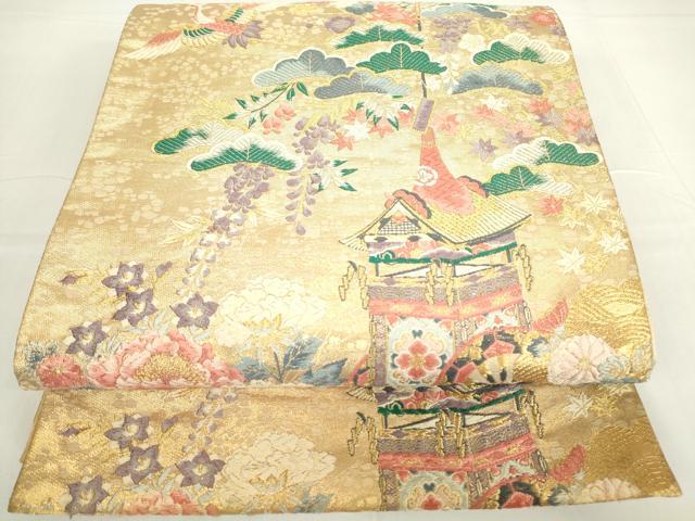 ■■■　サイズ　■■■ 長さ 424cm 幅 30.5cm程 ■■■　商品詳細　■■■ 【正絹・芯なし】 状態は締めてはおりますが 特に目立ったシミ汚れなどもなく大変良い状態です。 大変上質な逸品になります。 お安く出品致しますので、是非この機会にいかがでしょうか？ ■■■　注意事項　■■■ ■モニター発色の具合により色合いが異なる場合がございます。 ■寸法は多少の誤差が生じる場合がございますのでご了承ください。 ■縫込みの長さが左右非対称の場合は短い部分を記載しております。 左右非対称であってもご返品・お値引き等の保証は出来かねますので、ご了承の上ご購入をお願い致します。 ■シミ等のチェックには注意を払っておりますが、見落としがある場合もございますし、個人の見解も様々ですので神経質な方のご購入はお控えください。 ■箪笥に入っておりました着物や帯なので畳みシワや匂いがあるものもございます。 ■お休みは基本的に土日祝となりますが、その他臨時でお休みする場合がございますのでご了承ください。 ■商品の発送は平日のみの発送となります。 ■夜間と土曜、日曜日はお問い合わせの回答が遅れる場合がございます。 ■当店では、お直し、紋入れ、お手入れ等は承っておりません。 ■生地の状態（ヤケ、経年劣化等）によってはサイズ直しが出来ない場合がございます。 その点もどうかご了承のうえ、ご購入をお願いいたします。 ■弊社で取り扱う商品は一点ものにつき、時期や在庫状況に応じて金額が変更となる場合がございます。 ■検針は行っておりません。予めご了承いただきますようお願いいたします。 ■【洗える着物】と記載のある商品におきましては、商品お届け後に洗濯を行ってしまってからのご返品にはご対応しかねます。 念の為、専門店でのお手入れをお願いいたします。 ■着物のサイズ目安は下記を参考ください↓ ＜女性着物＞　お端折り次第で＋5cm　−1cmが着用可能サイズ 　例）身丈170cmの場合、身長160cm〜175cm ＜男性着物＞　身丈＋約25cm〜27cm程が適応身長 　例）身丈155cmの場合、身長180〜182cm