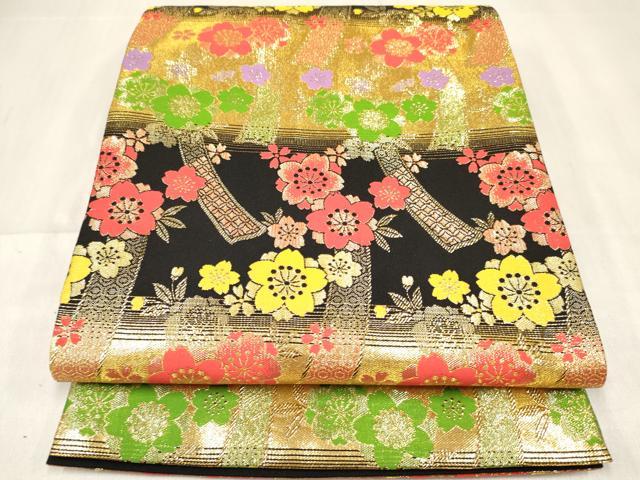 ■■■　サイズ　■■■ 長さ 402cm　幅 27cm程 ■■■　商品詳細　■■■ 袋帯【正絹・芯なし】 状態は締めてはおりますが 特に目立ったシミ汚れなどもなく大変良い状態です。 大変上質な逸品になります。 お安く出品致しますので、是非この機会にいかがでしょうか？ ■■■　注意事項　■■■ ■モニター発色の具合により色合いが異なる場合がございます。 ■寸法は多少の誤差が生じる場合がございますのでご了承ください。 ■縫込みの長さが左右非対称の場合は短い部分を記載しております。 左右非対称であってもご返品・お値引き等の保証は出来かねますので、ご了承の上ご購入をお願い致します。 ■シミ等のチェックには注意を払っておりますが、見落としがある場合もございますし、個人の見解も様々ですので神経質な方のご購入はお控えください。 ■箪笥に入っておりました着物や帯なので畳みシワや匂いがあるものもございます。 ■お休みは基本的に土日祝となりますが、その他臨時でお休みする場合がございますのでご了承ください。 ■商品の発送は平日のみの発送となります。 ■夜間と土曜、日曜日はお問い合わせの回答が遅れる場合がございます。 ■当店では、お直し、紋入れ、お手入れ等は承っておりません。 ■生地の状態（ヤケ、経年劣化等）によってはサイズ直しが出来ない場合がございます。 その点もどうかご了承のうえ、ご購入をお願いいたします。 ■弊社で取り扱う商品は一点ものにつき、時期や在庫状況に応じて金額が変更となる場合がございます。 ■検針は行っておりません。予めご了承いただきますようお願いいたします。 ■【洗える着物】と記載のある商品におきましては、商品お届け後に洗濯を行ってしまってからのご返品にはご対応しかねます。 念の為、専門店でのお手入れをお願いいたします。 ■着物のサイズ目安は下記を参考ください↓ ＜女性着物＞　お端折り次第で＋5cm　−1cmが着用可能サイズ 　例）身丈170cmの場合、身長160cm〜175cm ＜男性着物＞　身丈＋約25cm〜27cm程が適応身長 　例）身丈155cmの場合、身長180〜182cm