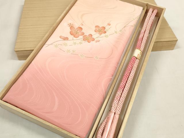 ■■■　商品詳細　■■■ 【サイズ】 約156cm（房含む） 【未使用】 状態は接写画像のように表地にヤケがございます。 大変上質な逸品になります。 お安く出品致しますので、是非この機会にいかがでしょうか？ ■■■　注意事項　■■■ ■モニター発色の具合により色合いが異なる場合がございます。 ■寸法は多少の誤差が生じる場合がございますのでご了承ください。 ■縫込みの長さが左右非対称の場合は短い部分を記載しております。 左右非対称であってもご返品・お値引き等の保証は出来かねますので、ご了承の上ご購入をお願い致します。 ■シミ等のチェックには注意を払っておりますが、見落としがある場合もございますし、個人の見解も様々ですので神経質な方のご購入はお控えください。 ■箪笥に入っておりました着物や帯なので畳みシワや匂いがあるものもございます。 ■お休みは基本的に土日祝となりますが、その他臨時でお休みする場合がございますのでご了承ください。 ■商品の発送は平日のみの発送となります。 ■夜間と土曜、日曜日はお問い合わせの回答が遅れる場合がございます。 ■当店では、お直し、紋入れ、お手入れ等は承っておりません。 ■生地の状態（ヤケ、経年劣化等）によってはサイズ直しが出来ない場合がございます。 その点もどうかご了承のうえ、ご購入をお願いいたします。 ■弊社で取り扱う商品は一点ものにつき、時期や在庫状況に応じて金額が変更となる場合がございます。 ■検針は行っておりません。予めご了承いただきますようお願いいたします。 ■【洗える着物】と記載のある商品におきましては、商品お届け後に洗濯を行ってしまってからのご返品にはご対応しかねます。 念の為、専門店でのお手入れをお願いいたします。 ■着物のサイズ目安は下記を参考ください↓ ＜女性着物＞　お端折り次第で＋5cm　−1cmが着用可能サイズ 　例）身丈170cmの場合、身長160cm〜175cm ＜男性着物＞　身丈＋約25cm〜27cm程が適応身長 　例）身丈155cmの場合、身長180〜182cm