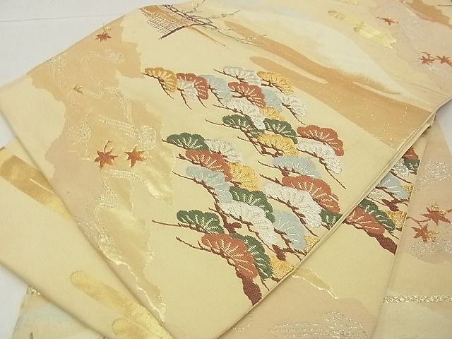 ■■■　サイズ　■■■ 長さ 416cm 幅 30.5cm程 ■■■　商品詳細　■■■ 【正絹・芯なし】 状態は接写画像のように 表地所々・裏地に薄い汚れがございます。 大変上質な逸品になります。 お安く出品致しますので、是非この機会にいかがでしょうか？ ■■■　注意事項　■■■ ■モニター発色の具合により色合いが異なる場合がございます。 ■寸法は多少の誤差が生じる場合がございますのでご了承ください。 ■縫込みの長さが左右非対称の場合は短い部分を記載しております。 左右非対称であってもご返品・お値引き等の保証は出来かねますので、ご了承の上ご購入をお願い致します。 ■シミ等のチェックには注意を払っておりますが、見落としがある場合もございますし、個人の見解も様々ですので神経質な方のご購入はお控えください。 ■箪笥に入っておりました着物や帯なので畳みシワや匂いがあるものもございます。 ■お休みは基本的に土日祝となりますが、その他臨時でお休みする場合がございますのでご了承ください。 ■商品の発送は平日のみの発送となります。 ■夜間と土曜、日曜日はお問い合わせの回答が遅れる場合がございます。 ■当店では、お直し、紋入れ、お手入れ等は承っておりません。 ■生地の状態（ヤケ、経年劣化等）によってはサイズ直しが出来ない場合がございます。 その点もどうかご了承のうえ、ご購入をお願いいたします。 ■弊社で取り扱う商品は一点ものにつき、時期や在庫状況に応じて金額が変更となる場合がございます。 ■検針は行っておりません。予めご了承いただきますようお願いいたします。 ■【洗える着物】と記載のある商品におきましては、商品お届け後に洗濯を行ってしまってからのご返品にはご対応しかねます。 念の為、専門店でのお手入れをお願いいたします。 ■着物のサイズ目安は下記を参考ください↓ ＜女性着物＞　お端折り次第で＋5cm　−1cmが着用可能サイズ 　例）身丈170cmの場合、身長160cm〜175cm ＜男性着物＞　身丈＋約25cm〜27cm程が適応身長 　例）身丈155cmの場合、身長180〜182cm