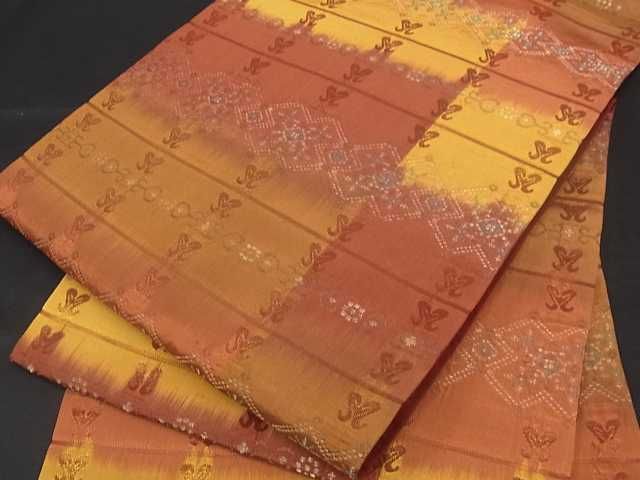 ■■■　サイズ　■■■ 長さ 422cm 幅 31cm程 ■■■　商品詳細　■■■ 【正絹】 状態は数回程しか締めておらず 特に目立ったシミ汚れなどもなく大変良い状態です。 大変上質な逸品になります。 お安く出品致しますので、是非この機会にいかがでしょうか？ ■■■　注意事項　■■■ ■モニター発色の具合により色合いが異なる場合がございます。 ■寸法は多少の誤差が生じる場合がございますのでご了承ください。 ■縫込みの長さが左右非対称の場合は短い部分を記載しております。 左右非対称であってもご返品・お値引き等の保証は出来かねますので、ご了承の上ご購入をお願い致します。 ■シミ等のチェックには注意を払っておりますが、見落としがある場合もございますし、個人の見解も様々ですので神経質な方のご購入はお控えください。 ■箪笥に入っておりました着物や帯なので畳みシワや匂いがあるものもございます。 ■お休みは基本的に土日祝となりますが、その他臨時でお休みする場合がございますのでご了承ください。 ■商品の発送は平日のみの発送となります。 ■夜間と土曜、日曜日はお問い合わせの回答が遅れる場合がございます。 ■当店では、お直し、紋入れ、お手入れ等は承っておりません。 ■生地の状態（ヤケ、経年劣化等）によってはサイズ直しが出来ない場合がございます。 その点もどうかご了承のうえ、ご購入をお願いいたします。 ■弊社で取り扱う商品は一点ものにつき、時期や在庫状況に応じて金額が変更となる場合がございます。 ■検針は行っておりません。予めご了承いただきますようお願いいたします。 ■【洗える着物】と記載のある商品におきましては、商品お届け後に洗濯を行ってしまってからのご返品にはご対応しかねます。 念の為、専門店でのお手入れをお願いいたします。 ■着物のサイズ目安は下記を参考ください↓ ＜女性着物＞　お端折り次第で＋5cm　−1cmが着用可能サイズ 　例）身丈170cmの場合、身長160cm〜175cm ＜男性着物＞　身丈＋約25cm〜27cm程が適応身長 　例）身丈155cmの場合、身長180〜182cm