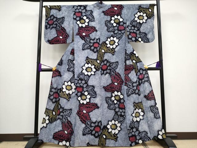 ■■■　サイズ　■■■ 身丈 162cm（肩から） 裄丈 65cm 袖丈 47cm　縫込み 2cm 袖幅 33.5cm 前幅 25.5cm 後幅 31.5cm 着物縫いこみ 内揚げ 0cm 裄 お袖側 約 0cm　身頃側 約 1cm ■■■　商品詳細　■■■ 【綿・バチ衿・未使用】 状態は接写画像のように、上前に薄いシミがございますが その他特に目立ったシミ汚れなどもなく大変良い状態です。 人気の高い“有松鳴海絞り”の浴衣でございます。 “鳴海絞り”ならではの表情を生み出す立体感と 淡いぼかしで息を吹き込まれ、 今にも動き出しそうな迫力を放っております。 夏祭りや花火大会、これから増えるイベントに連れ立って、 より夏をお楽しみ下さいませ。 大変上質な極上の逸品になります。 お安く出品致しますので、是非この機会にいかがでしょうか？ ■■■　注意事項　■■■ ■モニター発色の具合により色合いが異なる場合がございます。 ■寸法は多少の誤差が生じる場合がございますのでご了承ください。 ■縫込みの長さが左右非対称の場合は短い部分を記載しております。 左右非対称であってもご返品・お値引き等の保証は出来かねますので、ご了承の上ご購入をお願い致します。 ■シミ等のチェックには注意を払っておりますが、見落としがある場合もございますし、個人の見解も様々ですので神経質な方のご購入はお控えください。 ■箪笥に入っておりました着物や帯なので畳みシワや匂いがあるものもございます。 ■お休みは基本的に土日祝となりますが、その他臨時でお休みする場合がございますのでご了承ください。 ■商品の発送は平日のみの発送となります。 ■夜間と土曜、日曜日はお問い合わせの回答が遅れる場合がございます。 ■当店では、お直し、紋入れ、お手入れ等は承っておりません。 ■生地の状態（ヤケ、経年劣化等）によってはサイズ直しが出来ない場合がございます。 その点もどうかご了承のうえ、ご購入をお願いいたします。 ■弊社で取り扱う商品は一点ものにつき、時期や在庫状況に応じて金額が変更となる場合がございます。 ■検針は行っておりません。予めご了承いただきますようお願いいたします。 ■【洗える着物】と記載のある商品におきましては、商品お届け後に洗濯を行ってしまってからのご返品にはご対応しかねます。 念の為、専門店でのお手入れをお願いいたします。 ■着物のサイズ目安は下記を参考ください↓ ＜女性着物＞　お端折り次第で＋5?　−10?が着用可能サイズ 　例）身丈170?の場合、身長160?〜175? ＜男性着物＞　身丈＋約25?〜27?程が適応身長 　例）身丈155?の場合、身長180〜182?