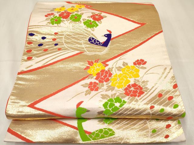 ■■■　サイズ　■■■ 長さ 410cm　幅 26.5cm程 ■■■　商品詳細　■■■ 袋帯【正絹・芯なし】 状態は接写画像のように耳部分に薄い汚れがございますが その他特に目立ったシミ汚れなどもなく大変良い状態です。 大変上質な逸品になります。 お安く出品致しますので、是非この機会にいかがでしょうか？ ■■■　注意事項　■■■ ■モニター発色の具合により色合いが異なる場合がございます。 ■寸法は多少の誤差が生じる場合がございますのでご了承ください。 ■縫込みの長さが左右非対称の場合は短い部分を記載しております。 左右非対称であってもご返品・お値引き等の保証は出来かねますので、ご了承の上ご購入をお願い致します。 ■シミ等のチェックには注意を払っておりますが、見落としがある場合もございますし、個人の見解も様々ですので神経質な方のご購入はお控えください。 ■箪笥に入っておりました着物や帯なので畳みシワや匂いがあるものもございます。 ■お休みは基本的に土日祝となりますが、その他臨時でお休みする場合がございますのでご了承ください。 ■商品の発送は平日のみの発送となります。 ■夜間と土曜、日曜日はお問い合わせの回答が遅れる場合がございます。 ■当店では、お直し、紋入れ、お手入れ等は承っておりません。 ■生地の状態（ヤケ、経年劣化等）によってはサイズ直しが出来ない場合がございます。 その点もどうかご了承のうえ、ご購入をお願いいたします。 ■弊社で取り扱う商品は一点ものにつき、時期や在庫状況に応じて金額が変更となる場合がございます。 ■検針は行っておりません。予めご了承いただきますようお願いいたします。 ■【洗える着物】と記載のある商品におきましては、商品お届け後に洗濯を行ってしまってからのご返品にはご対応しかねます。 念の為、専門店でのお手入れをお願いいたします。 ■着物のサイズ目安は下記を参考ください↓ ＜女性着物＞　お端折り次第で＋5cm　−1cmが着用可能サイズ 　例）身丈170cmの場合、身長160cm〜175cm ＜男性着物＞　身丈＋約25cm〜27cm程が適応身長 　例）身丈155cmの場合、身長180〜182cm