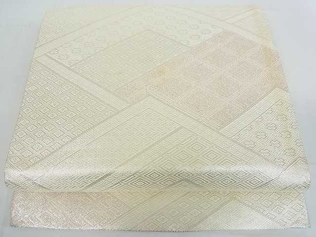 ■■■　サイズ　■■■ 長さ 440cm 幅 31.5cm程 ■■■　商品詳細　■■■ 【正絹・芯なし】 状態は接写画像のように 表地所々・裏地所々に薄い汚れがございます。 大変上質な逸品になりますので ぜひお手入れをされてお召しになられてはいかがでしょうか。 お安く出品致しますので、是非この機会にいかがでしょうか？ ■■■　注意事項　■■■ ■モニター発色の具合により色合いが異なる場合がございます。 ■寸法は多少の誤差が生じる場合がございますのでご了承ください。 ■縫込みの長さが左右非対称の場合は短い部分を記載しております。 左右非対称であってもご返品・お値引き等の保証は出来かねますので、ご了承の上ご購入をお願い致します。 ■シミ等のチェックには注意を払っておりますが、見落としがある場合もございますし、個人の見解も様々ですので神経質な方のご購入はお控えください。 ■箪笥に入っておりました着物や帯なので畳みシワや匂いがあるものもございます。 ■お休みは基本的に土日祝となりますが、その他臨時でお休みする場合がございますのでご了承ください。 ■商品の発送は平日のみの発送となります。 ■夜間と土曜、日曜日はお問い合わせの回答が遅れる場合がございます。 ■当店では、お直し、紋入れ、お手入れ等は承っておりません。 ■生地の状態（ヤケ、経年劣化等）によってはサイズ直しが出来ない場合がございます。 その点もどうかご了承のうえ、ご購入をお願いいたします。 ■弊社で取り扱う商品は一点ものにつき、時期や在庫状況に応じて金額が変更となる場合がございます。 ■検針は行っておりません。予めご了承いただきますようお願いいたします。 ■【洗える着物】と記載のある商品におきましては、商品お届け後に洗濯を行ってしまってからのご返品にはご対応しかねます。 念の為、専門店でのお手入れをお願いいたします。 ■着物のサイズ目安は下記を参考ください↓ ＜女性着物＞　お端折り次第で＋5cm　−1cmが着用可能サイズ 　例）身丈170cmの場合、身長160cm〜175cm ＜男性着物＞　身丈＋約25cm〜27cm程が適応身長 　例）身丈155cmの場合、身長180〜182cm