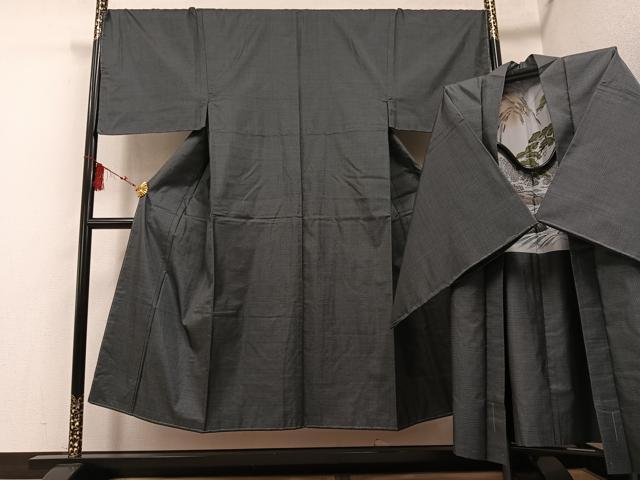 ■■■　サイズ　■■■ 【着物】 身丈 144cm（肩から） 裄丈 69.5cm 袖丈 47.5cm　縫込み 3.5cm 袖幅 36.5cm 前幅 24cm 後幅 30cm 着物縫いこみ 内揚げ 3cm 裄 お袖側 約1cm　身頃側 約3cm 【羽織】 身丈 95.5cm（肩から） 裄丈 71.5cm 袖丈 48.5cm　縫込み 3.5cm 袖幅 37.5cm 前幅 19.5cm 後幅 30cm 裄 お袖側 約0cm　身頃側 約3cm ■■■　商品詳細　■■■ 【正絹・未使用】 状態は特に目立ったシミ汚れなどもなく大変良い状態です。 大変上質な逸品になります。 お安く出品致しますので、是非この機会にいかがでしょうか？ ■■■　注意事項　■■■ ■モニター発色の具合により色合いが異なる場合がございます。 ■寸法は多少の誤差が生じる場合がございますのでご了承ください。 ■縫込みの長さが左右非対称の場合は短い部分を記載しております。 左右非対称であってもご返品・お値引き等の保証は出来かねますので、ご了承の上ご購入をお願い致します。 ■シミ等のチェックには注意を払っておりますが、見落としがある場合もございますし、個人の見解も様々ですので神経質な方のご購入はお控えください。 ■箪笥に入っておりました着物や帯なので畳みシワや匂いがあるものもございます。 ■お休みは基本的に土日祝となりますが、その他臨時でお休みする場合がございますのでご了承ください。 ■商品の発送は平日のみの発送となります。 ■夜間と土曜、日曜日はお問い合わせの回答が遅れる場合がございます。 ■当店では、お直し、紋入れ、お手入れ等は承っておりません。 ■生地の状態（ヤケ、経年劣化等）によってはサイズ直しが出来ない場合がございます。 その点もどうかご了承のうえ、ご購入をお願いいたします。 ■弊社で取り扱う商品は一点ものにつき、時期や在庫状況に応じて金額が変更となる場合がございます。 ■検針は行っておりません。予めご了承いただきますようお願いいたします。 ■【洗える着物】と記載のある商品におきましては、商品お届け後に洗濯を行ってしまってからのご返品にはご対応しかねます。 念の為、専門店でのお手入れをお願いいたします。 ■着物のサイズ目安は下記を参考ください↓ ＜女性着物＞　お端折り次第で＋5cm　−1cmが着用可能サイズ 　例）身丈170cmの場合、身長160cm〜175cm ＜男性着物＞　身丈＋約25cm〜27cm程が適応身長 　例）身丈155cmの場合、身長180〜182cm