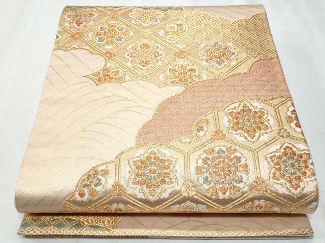 ■■■　サイズ　■■■ 長さ 440cm 幅 31cm程 ■■■　商品詳細　■■■ 【正絹】 詳細に関しましては、画像をご確認ください。 大変上質な逸品になります。 お安く出品致しますので、是非この機会にいかがでしょうか？ ■■■　注意事項　■■■ ■モニター発色の具合により色合いが異なる場合がございます。 ■寸法は多少の誤差が生じる場合がございますのでご了承ください。 ■縫込みの長さが左右非対称の場合は短い部分を記載しております。 左右非対称であってもご返品・お値引き等の保証は出来かねますので、ご了承の上ご購入をお願い致します。 ■シミ等のチェックには注意を払っておりますが、見落としがある場合もございますし、個人の見解も様々ですので神経質な方のご購入はお控えください。 ■箪笥に入っておりました着物や帯なので畳みシワや匂いがあるものもございます。 ■お休みは基本的に土日祝となりますが、その他臨時でお休みする場合がございますのでご了承ください。 ■商品の発送は平日のみの発送となります。 ■夜間と土曜、日曜日はお問い合わせの回答が遅れる場合がございます。 ■当店では、お直し、紋入れ、お手入れ等は承っておりません。 ■生地の状態（ヤケ、経年劣化等）によってはサイズ直しが出来ない場合がございます。 その点もどうかご了承のうえ、ご購入をお願いいたします。 ■弊社で取り扱う商品は一点ものにつき、時期や在庫状況に応じて金額が変更となる場合がございます。 ■検針は行っておりません。予めご了承いただきますようお願いいたします。 ■【洗える着物】と記載のある商品におきましては、商品お届け後に洗濯を行ってしまってからのご返品にはご対応しかねます。 念の為、専門店でのお手入れをお願いいたします。 ■着物のサイズ目安は下記を参考ください↓ ＜女性着物＞　お端折り次第で＋5cm　−1cmが着用可能サイズ 　例）身丈170cmの場合、身長160cm〜175cm ＜男性着物＞　身丈＋約25cm〜27cm程が適応身長 　例）身丈155cmの場合、身長180〜182cm