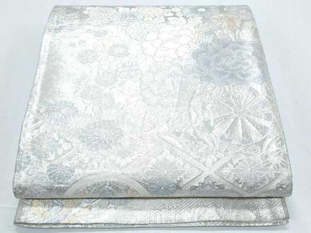 ■■■　サイズ　■■■ 長さ 424cm 幅 30.5cm程 ■■■　商品詳細　■■■ 【正絹】 詳細に関しましては、画像をご確認ください。 大変上質な逸品になります。 お安く出品致しますので、是非この機会にいかがでしょうか？ ※耳部分に糸の飛び出しがございます。 ■■■　注意事項　■■■ ■モニター発色の具合により色合いが異なる場合がございます。 ■寸法は多少の誤差が生じる場合がございますのでご了承ください。 ■縫込みの長さが左右非対称の場合は短い部分を記載しております。 左右非対称であってもご返品・お値引き等の保証は出来かねますので、ご了承の上ご購入をお願い致します。 ■シミ等のチェックには注意を払っておりますが、見落としがある場合もございますし、個人の見解も様々ですので神経質な方のご購入はお控えください。 ■箪笥に入っておりました着物や帯なので畳みシワや匂いがあるものもございます。 ■お休みは基本的に土日祝となりますが、その他臨時でお休みする場合がございますのでご了承ください。 ■商品の発送は平日のみの発送となります。 ■夜間と土曜、日曜日はお問い合わせの回答が遅れる場合がございます。 ■当店では、お直し、紋入れ、お手入れ等は承っておりません。 ■生地の状態（ヤケ、経年劣化等）によってはサイズ直しが出来ない場合がございます。 その点もどうかご了承のうえ、ご購入をお願いいたします。 ■弊社で取り扱う商品は一点ものにつき、時期や在庫状況に応じて金額が変更となる場合がございます。 ■検針は行っておりません。予めご了承いただきますようお願いいたします。 ■【洗える着物】と記載のある商品におきましては、商品お届け後に洗濯を行ってしまってからのご返品にはご対応しかねます。 念の為、専門店でのお手入れをお願いいたします。 ■着物のサイズ目安は下記を参考ください↓ ＜女性着物＞　お端折り次第で＋5cm　−1cmが着用可能サイズ 　例）身丈170cmの場合、身長160cm〜175cm ＜男性着物＞　身丈＋約25cm〜27cm程が適応身長 　例）身丈155cmの場合、身長180〜182cm