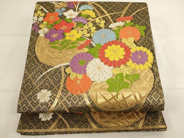■■■　サイズ　■■■ 長さ 410cm 幅 28.5cm程 ■■■　商品詳細　■■■ 【正絹】 状態は1.2回程しか締めておらず 特に目立ったシミ汚れなどもなく大変良い状態です。 大変上質な逸品になります。 お安く出品致しますので、是非この機会にいかがでしょうか？ ■■■　注意事項　■■■ ■モニター発色の具合により色合いが異なる場合がございます。 ■寸法は多少の誤差が生じる場合がございますのでご了承ください。 ■縫込みの長さが左右非対称の場合は短い部分を記載しております。 左右非対称であってもご返品・お値引き等の保証は出来かねますので、ご了承の上ご購入をお願い致します。 ■シミ等のチェックには注意を払っておりますが、見落としがある場合もございますし、個人の見解も様々ですので神経質な方のご購入はお控えください。 ■箪笥に入っておりました着物や帯なので畳みシワや匂いがあるものもございます。 ■お休みは基本的に土日祝となりますが、その他臨時でお休みする場合がございますのでご了承ください。 ■商品の発送は平日のみの発送となります。 ■夜間と土曜、日曜日はお問い合わせの回答が遅れる場合がございます。 ■当店では、お直し、紋入れ、お手入れ等は承っておりません。 ■生地の状態（ヤケ、経年劣化等）によってはサイズ直しが出来ない場合がございます。 その点もどうかご了承のうえ、ご購入をお願いいたします。 ■弊社で取り扱う商品は一点ものにつき、時期や在庫状況に応じて金額が変更となる場合がございます。 ■検針は行っておりません。予めご了承いただきますようお願いいたします。 ■【洗える着物】と記載のある商品におきましては、商品お届け後に洗濯を行ってしまってからのご返品にはご対応しかねます。 念の為、専門店でのお手入れをお願いいたします。 ■写真に写っている物が全てになります。それ以外の付属品はございませんのでご了承ください。 ■状態に関する写真につきましては、掲載可能な写真枚数に限りがあるため、各箇所につき1枚参考画像を掲載しております。 ■着物のサイズ目安は下記を参考ください↓ ＜女性着物＞　お端折り次第で＋5cm　−1cmが着用可能サイズ 　例）身丈170cmの場合、身長160cm〜175cm ＜男性着物＞　身丈＋約25cm〜27cm程が適応身長 　例）身丈155cmの場合、身長180〜182cm