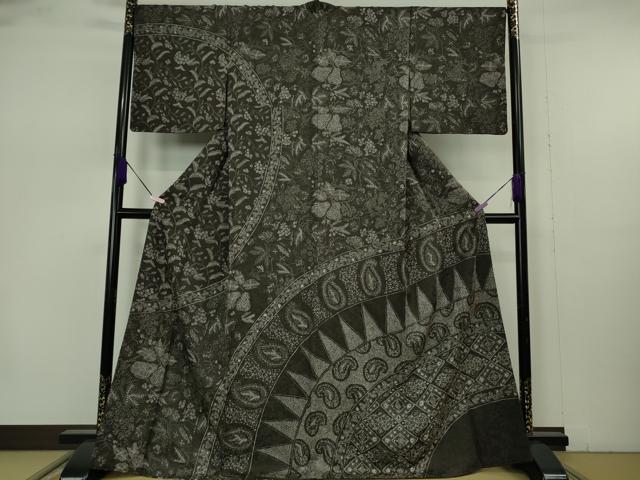 ■■■　サイズ　■■■ 身丈 168cm（肩から） 裄丈 69cm 袖丈 49cm　 縫込み 6.5cm 袖幅 34.5cm 前幅 25cm 後幅 31cm 着物縫いこみ 内揚げ 5cm 裄 お袖側 約 3cm　身頃側 約 1.5cm ■■■　商品詳細　■■■ 【正絹】 状態は特に目立ったシミ汚れなどもなく大変良い状態です。 都会的なセンスに満ちた京友禅 染色作家『田家鬼彩』氏 鬼彩先生の作品はオシャレでスタイリッシュな上、 品がよく同じ作品は2点とありません。 どの作品を見ても鬼彩先生の作品と一目でわかるほど、 他にはない色の深みは何とも言えない趣きで心に残ります。 大変上質な極上の逸品になります。 お安く出品致しますので、是非この機会にいかがでしょうか？ ■■■　注意事項　■■■ ■モニター発色の具合により色合いが異なる場合がございます。 ■寸法は多少の誤差が生じる場合がございますのでご了承ください。 ■縫込みの長さが左右非対称の場合は短い部分を記載しております。 左右非対称であってもご返品・お値引き等の保証は出来かねますので、ご了承の上ご購入をお願い致します。 ■シミ等のチェックには注意を払っておりますが、見落としがある場合もございますし、個人の見解も様々ですので神経質な方のご購入はお控えください。 ■箪笥に入っておりました着物や帯なので畳みシワや匂いがあるものもございます。 ■お休みは基本的に土日祝となりますが、その他臨時でお休みする場合がございますのでご了承ください。 ■商品の発送は平日のみの発送となります。 ■夜間と土曜、日曜日はお問い合わせの回答が遅れる場合がございます。 ■当店では、お直し、紋入れ、お手入れ等は承っておりません。 ■生地の状態（ヤケ、経年劣化等）によってはサイズ直しが出来ない場合がございます。 その点もどうかご了承のうえ、ご購入をお願いいたします。 ■弊社で取り扱う商品は一点ものにつき、時期や在庫状況に応じて金額が変更となる場合がございます。 ■検針は行っておりません。予めご了承いただきますようお願いいたします。 ■【洗える着物】と記載のある商品におきましては、商品お届け後に洗濯を行ってしまってからのご返品にはご対応しかねます。 念の為、専門店でのお手入れをお願いいたします。 ■写真に写っている物が全てになります。 それ以外の付属品はございませんのでご了承ください。 ■状態に関する写真につきましては、掲載可能な写真枚数に限りがあるため、 各箇所につき1枚参考画像を掲載しております。 ■着物のサイズ目安は下記を参考ください↓ ＜女性着物＞　お端折り次第で＋5cm　－10cmが着用可能サイズ 　例）身丈170cmの場合、身長160cm～175cm ＜男性着物＞　身丈＋約25cm～27cm程が適応身長 　例）身丈155cmの場合、身長180cm～182cm
