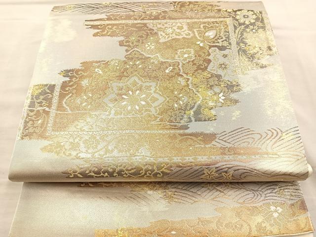 ■■■　サイズ　■■■ 長さ 416cm 幅 30cm程 ■■■　商品詳細　■■■ 【正絹】 詳細に関しましては、画像をご確認ください。 大変上質な逸品になります。 お安く出品致しますので、是非この機会にいかがでしょうか？ ※汚れ等に関しましては、着用時には見えない部分になるかと思いますのであまり気にならずお召になれるかと思います。 ■■■　注意事項　■■■ ■モニター発色の具合により色合いが異なる場合がございます。 ■寸法は多少の誤差が生じる場合がございますのでご了承ください。 ■縫込みの長さが左右非対称の場合は短い部分を記載しております。 左右非対称であってもご返品・お値引き等の保証は出来かねますので、ご了承の上ご購入をお願い致します。 ■シミ等のチェックには注意を払っておりますが、見落としがある場合もございますし、個人の見解も様々ですので神経質な方のご購入はお控えください。 ■箪笥に入っておりました着物や帯なので畳みシワや匂いがあるものもございます。 ■お休みは基本的に土日祝となりますが、その他臨時でお休みする場合がございますのでご了承ください。 ■商品の発送は平日のみの発送となります。 ■夜間と土曜、日曜日はお問い合わせの回答が遅れる場合がございます。 ■当店では、お直し、紋入れ、お手入れ等は承っておりません。 ■生地の状態（ヤケ、経年劣化等）によってはサイズ直しが出来ない場合がございます。 その点もどうかご了承のうえ、ご購入をお願いいたします。 ■弊社で取り扱う商品は一点ものにつき、時期や在庫状況に応じて金額が変更となる場合がございます。 ■検針は行っておりません。予めご了承いただきますようお願いいたします。 ■【洗える着物】と記載のある商品におきましては、商品お届け後に洗濯を行ってしまってからのご返品にはご対応しかねます。 念の為、専門店でのお手入れをお願いいたします。 ■着物のサイズ目安は下記を参考ください↓ ＜女性着物＞　お端折り次第で＋5cm　−1cmが着用可能サイズ 　例）身丈170cmの場合、身長160cm〜175cm ＜男性着物＞　身丈＋約25cm〜27cm程が適応身長 　例）身丈155cmの場合、身長180〜182cm