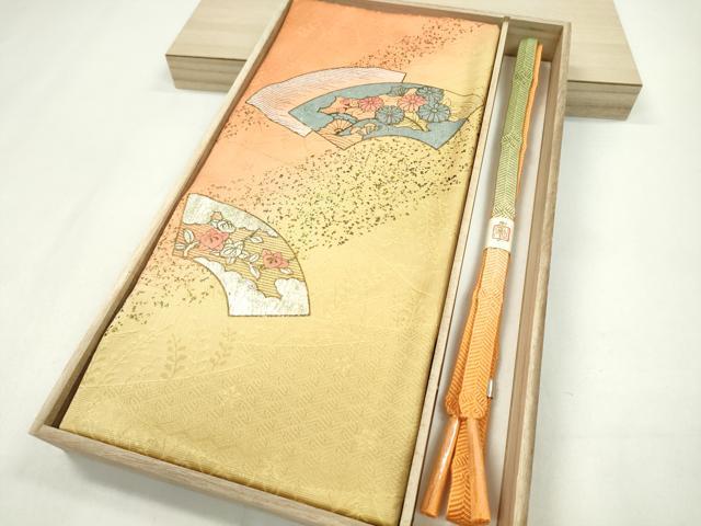 ■■■　サイズ　■■■ 帯締め　約162cm（房含む） ■■■　商品詳細　■■■ 【正絹・未使用】 状態は特に目立ったシミ汚れなどもなく大変良い状態です。 大変上質な逸品になります。 お安く出品致しますので、是非この機会にいかがでしょうか？ ■■■　注意事項　■■■ ■モニター発色の具合により色合いが異なる場合がございます。 ■寸法は多少の誤差が生じる場合がございますのでご了承ください。 ■縫込みの長さが左右非対称の場合は短い部分を記載しております。 左右非対称であってもご返品・お値引き等の保証は出来かねますので、ご了承の上ご購入をお願い致します。 ■シミ等のチェックには注意を払っておりますが、見落としがある場合もございますし、個人の見解も様々ですので神経質な方のご購入はお控えください。 ■箪笥に入っておりました着物や帯なので畳みシワや匂いがあるものもございます。 ■お休みは基本的に土日祝となりますが、その他臨時でお休みする場合がございますのでご了承ください。 ■商品の発送は平日のみの発送となります。 ■夜間と土曜、日曜日はお問い合わせの回答が遅れる場合がございます。 ■当店では、お直し、紋入れ、お手入れ等は承っておりません。 ■生地の状態（ヤケ、経年劣化等）によってはサイズ直しが出来ない場合がございます。 その点もどうかご了承のうえ、ご購入をお願いいたします。 ■弊社で取り扱う商品は一点ものにつき、時期や在庫状況に応じて金額が変更となる場合がございます。 ■検針は行っておりません。予めご了承いただきますようお願いいたします。 ■【洗える着物】と記載のある商品におきましては、商品お届け後に洗濯を行ってしまってからのご返品にはご対応しかねます。 念の為、専門店でのお手入れをお願いいたします。 ■着物のサイズ目安は下記を参考ください↓ ＜女性着物＞　お端折り次第で＋5?　−10?が着用可能サイズ 　例）身丈170?の場合、身長160?〜175? ＜男性着物＞　身丈＋約25?〜27?程が適応身長 　例）身丈155?の場合、身長180〜182?