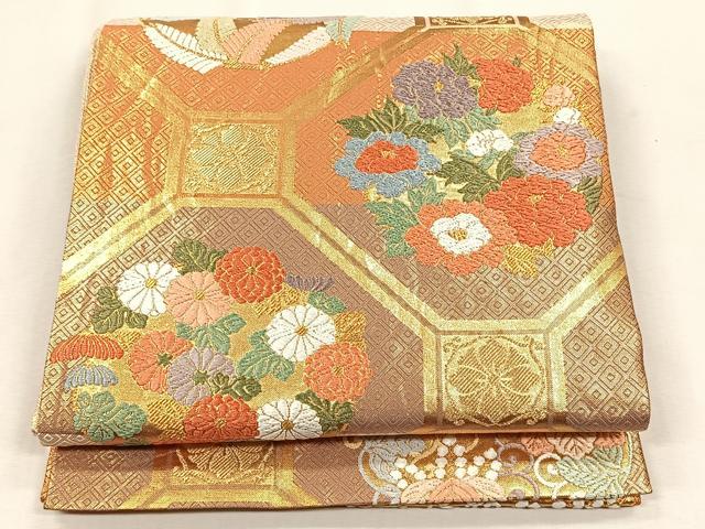 ■■■　サイズ　■■■ 長さ 432cm 幅 31cm程 ■■■　商品詳細　■■■ 【正絹】 詳細に関しましては、画像をご確認ください。 大変上質な逸品になります。 お安く出品致しますので、是非この機会にいかがでしょうか？ ■■■　注意事項　■■■ ■モニター発色の具合により色合いが異なる場合がございます。 ■寸法は多少の誤差が生じる場合がございますのでご了承ください。 ■縫込みの長さが左右非対称の場合は短い部分を記載しております。 左右非対称であってもご返品・お値引き等の保証は出来かねますので、ご了承の上ご購入をお願い致します。 ■シミ等のチェックには注意を払っておりますが、見落としがある場合もございますし、個人の見解も様々ですので神経質な方のご購入はお控えください。 ■箪笥に入っておりました着物や帯なので畳みシワや匂いがあるものもございます。 ■お休みは基本的に土日祝となりますが、その他臨時でお休みする場合がございますのでご了承ください。 ■商品の発送は平日のみの発送となります。 ■夜間と土曜、日曜日はお問い合わせの回答が遅れる場合がございます。 ■当店では、お直し、紋入れ、お手入れ等は承っておりません。 ■生地の状態（ヤケ、経年劣化等）によってはサイズ直しが出来ない場合がございます。 その点もどうかご了承のうえ、ご購入をお願いいたします。 ■弊社で取り扱う商品は一点ものにつき、時期や在庫状況に応じて金額が変更となる場合がございます。 ■検針は行っておりません。予めご了承いただきますようお願いいたします。 ■【洗える着物】と記載のある商品におきましては、商品お届け後に洗濯を行ってしまってからのご返品にはご対応しかねます。 念の為、専門店でのお手入れをお願いいたします。 ■写真に写っている物が全てになります。それ以外の付属品はございませんのでご了承ください。 ■状態に関する写真につきましては、掲載可能な写真枚数に限りがあるため、各箇所につき1枚参考画像を掲載しております。 ■着物のサイズ目安は下記を参考ください↓ ＜女性着物＞　お端折り次第で＋5cm　－1cmが着用可能サイズ 　例）身丈170cmの場合、身長160cm～175cm ＜男性着物＞　身丈＋約25cm～27cm程が適応身長 　例）身丈155cmの場合、身長180～182cm