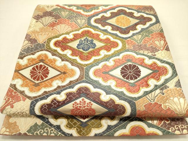 ■■■　サイズ　■■■ 長さ 432cm 幅 31cm程 ■■■　商品詳細　■■■ 【正絹・芯なし】 状態は締めてはおりますが 特に目立ったシミ汚れなどもなく大変良い状態です。 大変上質な逸品になります。 お安く出品致しますので、是非この機会にいかがでしょうか？ ■■■　注意事項　■■■ ■モニター発色の具合により色合いが異なる場合がございます。 ■寸法は多少の誤差が生じる場合がございますのでご了承ください。 ■縫込みの長さが左右非対称の場合は短い部分を記載しております。 左右非対称であってもご返品・お値引き等の保証は出来かねますので、ご了承の上ご購入をお願い致します。 ■シミ等のチェックには注意を払っておりますが、見落としがある場合もございますし、個人の見解も様々ですので神経質な方のご購入はお控えください。 ■箪笥に入っておりました着物や帯なので畳みシワや匂いがあるものもございます。 ■お休みは基本的に土日祝となりますが、その他臨時でお休みする場合がございますのでご了承ください。 ■商品の発送は平日のみの発送となります。 ■夜間と土曜、日曜日はお問い合わせの回答が遅れる場合がございます。 ■当店では、お直し、紋入れ、お手入れ等は承っておりません。 ■生地の状態（ヤケ、経年劣化等）によってはサイズ直しが出来ない場合がございます。 その点もどうかご了承のうえ、ご購入をお願いいたします。 ■弊社で取り扱う商品は一点ものにつき、時期や在庫状況に応じて金額が変更となる場合がございます。 ■検針は行っておりません。予めご了承いただきますようお願いいたします。 ■【洗える着物】と記載のある商品におきましては、商品お届け後に洗濯を行ってしまってからのご返品にはご対応しかねます。 念の為、専門店でのお手入れをお願いいたします。 ■着物のサイズ目安は下記を参考ください↓ ＜女性着物＞　お端折り次第で＋5cm　−1cmが着用可能サイズ 　例）身丈170cmの場合、身長160cm〜175cm ＜男性着物＞　身丈＋約25cm〜27cm程が適応身長 　例）身丈155cmの場合、身長180〜182cm