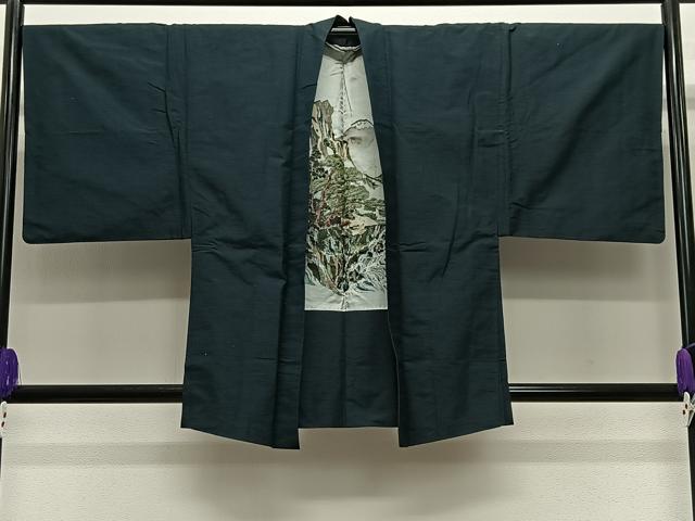 ■■■　サイズ　■■■ 身丈 84cm（肩から） 裄丈 68.5cm 袖丈 46.5cm　縫込み 3cm 袖幅 34cm 前幅 19cm 後幅 30.5cm 裄 お袖側 約1cm　身頃側 約0cm ■■■　商品詳細　■■■ 【正絹】 状態は接写画像のように羽裏・下前に汚れがございますが その他特に目立ったシミ汚れなどもなく大変良い状態です。 大変上質な逸品になります。 お安く出品致しますので、是非この機会にいかがでしょうか？ ■■■　注意事項　■■■ ■モニター発色の具合により色合いが異なる場合がございます。 ■寸法は多少の誤差が生じる場合がございますのでご了承ください。 ■縫込みの長さが左右非対称の場合は短い部分を記載しております。 左右非対称であってもご返品・お値引き等の保証は出来かねますので、ご了承の上ご購入をお願い致します。 ■シミ等のチェックには注意を払っておりますが、見落としがある場合もございますし、個人の見解も様々ですので神経質な方のご購入はお控えください。 ■箪笥に入っておりました着物や帯なので畳みシワや匂いがあるものもございます。 ■お休みは基本的に土日祝となりますが、その他臨時でお休みする場合がございますのでご了承ください。 ■商品の発送は平日のみの発送となります。 ■夜間と土曜、日曜日はお問い合わせの回答が遅れる場合がございます。 ■当店では、お直し、紋入れ、お手入れ等は承っておりません。 ■生地の状態（ヤケ、経年劣化等）によってはサイズ直しが出来ない場合がございます。 その点もどうかご了承のうえ、ご購入をお願いいたします。 ■弊社で取り扱う商品は一点ものにつき、時期や在庫状況に応じて金額が変更となる場合がございます。 ■検針は行っておりません。予めご了承いただきますようお願いいたします。 ■【洗える着物】と記載のある商品におきましては、商品お届け後に洗濯を行ってしまってからのご返品にはご対応しかねます。 念の為、専門店でのお手入れをお願いいたします。 ■着物のサイズ目安は下記を参考ください↓ ＜女性着物＞　お端折り次第で＋5cm　−1cmが着用可能サイズ 　例）身丈170cmの場合、身長160cm〜175cm ＜男性着物＞　身丈＋約25cm〜27cm程が適応身長 　例）身丈155cmの場合、身長180〜182cm