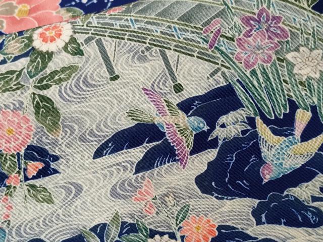 ■■■　サイズ　■■■ 身丈 158cm（肩から） 裄丈 64cm 袖丈 55cm　縫込み 4cm 袖幅 34cm 前幅 22.5cm 後幅 30cm 着物縫いこみ 内揚げ 0cm 裄 お袖側 約2cm　身頃側 約4cm ■■■　商品詳細　■■■ 【正絹】 状態は特に目立ったシミ汚れなどもなく大変良い状態です。 大変上質な逸品になります。 お安く出品致しますので、是非この機会にいかがでしょうか？ ■■■　注意事項　■■■ ■モニター発色の具合により色合いが異なる場合がございます。 ■寸法は多少の誤差が生じる場合がございますのでご了承ください。 ■縫込みの長さが左右非対称の場合は短い部分を記載しております。 左右非対称であってもご返品・お値引き等の保証は出来かねますので、ご了承の上ご購入をお願い致します。 ■シミ等のチェックには注意を払っておりますが、見落としがある場合もございますし、個人の見解も様々ですので神経質な方のご購入はお控えください。 ■箪笥に入っておりました着物や帯なので畳みシワや匂いがあるものもございます。 ■お休みは基本的に土日祝となりますが、その他臨時でお休みする場合がございますのでご了承ください。 ■商品の発送は平日のみの発送となります。 ■夜間と土曜、日曜日はお問い合わせの回答が遅れる場合がございます。 ■当店では、お直し、紋入れ、お手入れ等は承っておりません。 ■生地の状態（ヤケ、経年劣化等）によってはサイズ直しが出来ない場合がございます。 その点もどうかご了承のうえ、ご購入をお願いいたします。 ■弊社で取り扱う商品は一点ものにつき、時期や在庫状況に応じて金額が変更となる場合がございます。 ■検針は行っておりません。予めご了承いただきますようお願いいたします。 ■【洗える着物】と記載のある商品におきましては、商品お届け後に洗濯を行ってしまってからのご返品にはご対応しかねます。 念の為、専門店でのお手入れをお願いいたします。 ■着物のサイズ目安は下記を参考ください↓ ＜女性着物＞　お端折り次第で＋5cm　−1cmが着用可能サイズ 　例）身丈170cmの場合、身長160cm〜175cm ＜男性着物＞　身丈＋約25cm〜27cm程が適応身長 　例）身丈155cmの場合、身長180〜182cm