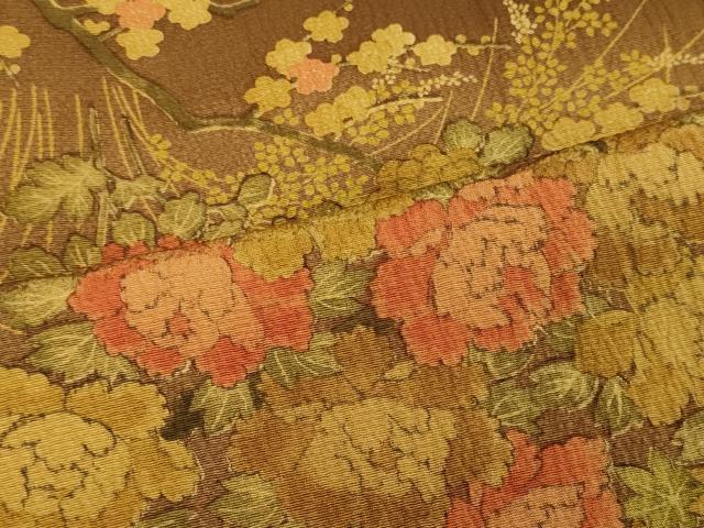 ■■■　サイズ　■■■ 身丈 158cm（肩から） 裄丈 63cm 袖丈 48cm　縫込み 4cm 袖幅 33cm 前幅 23cm 後幅 28cm 着物縫いこみ 内揚げ 0cm 裄 お袖側 約2cm　身頃側 約4cm ■■■　商品詳細　■■■ 【正絹】 状態は特に目立ったシミ汚れなどもなく大変良い状態です。 大変上質な逸品になります。 お安く出品致しますので、是非この機会にいかがでしょうか？ ■■■　注意事項　■■■ ■モニター発色の具合により色合いが異なる場合がございます。 ■寸法は多少の誤差が生じる場合がございますのでご了承ください。 ■縫込みの長さが左右非対称の場合は短い部分を記載しております。 左右非対称であってもご返品・お値引き等の保証は出来かねますので、ご了承の上ご購入をお願い致します。 ■シミ等のチェックには注意を払っておりますが、見落としがある場合もございますし、個人の見解も様々ですので神経質な方のご購入はお控えください。 ■箪笥に入っておりました着物や帯なので畳みシワや匂いがあるものもございます。 ■お休みは基本的に土日祝となりますが、その他臨時でお休みする場合がございますのでご了承ください。 ■商品の発送は平日のみの発送となります。 ■夜間と土曜、日曜日はお問い合わせの回答が遅れる場合がございます。 ■当店では、お直し、紋入れ、お手入れ等は承っておりません。 ■生地の状態（ヤケ、経年劣化等）によってはサイズ直しが出来ない場合がございます。 その点もどうかご了承のうえ、ご購入をお願いいたします。 ■弊社で取り扱う商品は一点ものにつき、時期や在庫状況に応じて金額が変更となる場合がございます。 ■検針は行っておりません。予めご了承いただきますようお願いいたします。 ■【洗える着物】と記載のある商品におきましては、商品お届け後に洗濯を行ってしまってからのご返品にはご対応しかねます。 念の為、専門店でのお手入れをお願いいたします。 ■着物のサイズ目安は下記を参考ください↓ ＜女性着物＞　お端折り次第で＋5cm　−1cmが着用可能サイズ 　例）身丈170cmの場合、身長160cm〜175cm ＜男性着物＞　身丈＋約25cm〜27cm程が適応身長 　例）身丈155cmの場合、身長180〜182cm