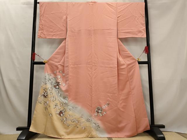 ■■■　サイズ　■■■ 身丈 163cm（肩から） 裄丈 67cm 袖丈 48cm　縫込み 6cm 袖幅 34cm 前幅 24.5cm 後幅 30.5cm 着物縫いこみ 内揚げ 4cm 裄 お袖側 約1cm　身頃側 約3cm ■■■　商品詳細　■■■ 【正絹・未使用】 状態は特に目立ったシミ汚れなどもなく大変良い状態です。 大変上質な逸品になります。 お安く出品致しますので、是非この機会にいかがでしょうか？ ■■■　注意事項　■■■ ■モニター発色の具合により色合いが異なる場合がございます。 ■寸法は多少の誤差が生じる場合がございますのでご了承ください。 ■縫込みの長さが左右非対称の場合は短い部分を記載しております。 左右非対称であってもご返品・お値引き等の保証は出来かねますので、ご了承の上ご購入をお願い致します。 ■シミ等のチェックには注意を払っておりますが、見落としがある場合もございますし、個人の見解も様々ですので神経質な方のご購入はお控えください。 ■箪笥に入っておりました着物や帯なので畳みシワや匂いがあるものもございます。 ■お休みは基本的に土日祝となりますが、その他臨時でお休みする場合がございますのでご了承ください。 ■商品の発送は平日のみの発送となります。 ■夜間と土曜、日曜日はお問い合わせの回答が遅れる場合がございます。 ■当店では、お直し、紋入れ、お手入れ等は承っておりません。 ■生地の状態（ヤケ、経年劣化等）によってはサイズ直しが出来ない場合がございます。 その点もどうかご了承のうえ、ご購入をお願いいたします。 ■弊社で取り扱う商品は一点ものにつき、時期や在庫状況に応じて金額が変更となる場合がございます。 ■検針は行っておりません。予めご了承いただきますようお願いいたします。 ■【洗える着物】と記載のある商品におきましては、商品お届け後に洗濯を行ってしまってからのご返品にはご対応しかねます。 念の為、専門店でのお手入れをお願いいたします。 ■着物のサイズ目安は下記を参考ください↓ ＜女性着物＞　お端折り次第で＋5cm　−1cmが着用可能サイズ 　例）身丈170cmの場合、身長160cm〜175cm ＜男性着物＞　身丈＋約25cm〜27cm程が適応身長 　例）身丈155cmの場合、身長180〜182cm