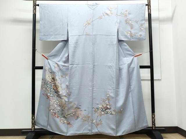 ■■■　サイズ　■■■ 身丈 157cm（肩から） 裄丈 65cm 袖丈 45cm　縫込み 5cm 袖幅 34cm 前幅 24cm 後幅 29cm 着物縫いこみ 内揚げ 8cm 裄 お袖側 約2cm　身頃側 約3cm ■■■　商品詳細　■■■ 【正絹】 状態は接写画像のように後身頃に薄い汚れがございますが その他特に目立ったシミ汚れなどもなく大変良い状態です。 大変上質な逸品になります。 お安く出品致しますので、是非この機会にいかがでしょうか？ ■■■　注意事項　■■■ ■モニター発色の具合により色合いが異なる場合がございます。 ■寸法は多少の誤差が生じる場合がございますのでご了承ください。 ■縫込みの長さが左右非対称の場合は短い部分を記載しております。 左右非対称であってもご返品・お値引き等の保証は出来かねますので、ご了承の上ご購入をお願い致します。 ■シミ等のチェックには注意を払っておりますが、見落としがある場合もございますし、個人の見解も様々ですので神経質な方のご購入はお控えください。 ■箪笥に入っておりました着物や帯なので畳みシワや匂いがあるものもございます。 ■お休みは基本的に土日祝となりますが、その他臨時でお休みする場合がございますのでご了承ください。 ■商品の発送は平日のみの発送となります。 ■夜間と土曜、日曜日はお問い合わせの回答が遅れる場合がございます。 ■当店では、お直し、紋入れ、お手入れ等は承っておりません。 ■生地の状態（ヤケ、経年劣化等）によってはサイズ直しが出来ない場合がございます。 その点もどうかご了承のうえ、ご購入をお願いいたします。 ■弊社で取り扱う商品は一点ものにつき、時期や在庫状況に応じて金額が変更となる場合がございます。 ■検針は行っておりません。予めご了承いただきますようお願いいたします。 ■【洗える着物】と記載のある商品におきましては、商品お届け後に洗濯を行ってしまってからのご返品にはご対応しかねます。 念の為、専門店でのお手入れをお願いいたします。 ■写真に写っている物が全てになります。それ以外の付属品はございませんのでご了承ください。 ■状態に関する写真につきましては、掲載可能な写真枚数に限りがあるため、各箇所につき1枚参考画像を掲載しております。 ■着物のサイズ目安は下記を参考ください↓ ＜女性着物＞　お端折り次第で＋5cm　−1cmが着用可能サイズ 　例）身丈170cmの場合、身長160cm〜175cm ＜男性着物＞　身丈＋約25cm〜27cm程が適応身長 　例）身丈155cmの場合、身長180〜182cm