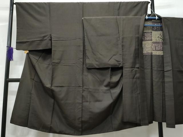 ■■■　サイズ　■■■ 【着物】 身丈 131cm（肩から） 裄丈 66cm 袖丈 48cm　縫込み 0cm 袖幅 34cm 前幅 23cm 後幅 29cm 着物縫いこみ 内揚げ 11cm 裄 お袖側 約3cm　身頃側 約1.5cm 【羽織】 身丈 98.5cm（肩から） 裄丈 67cm 袖丈 49cm　縫込み 0cm 袖幅 34.5cm 前幅 19cm 後幅 29cm 裄 お袖側 約2cm　身頃側 約2.5cm ■■■　商品詳細　■■■ 【正絹】 状態は特に目立ったシミ汚れなどもなく大変良い状態です。 大変上質な逸品になります。 お安く出品致しますので、是非この機会にいかがでしょうか？ ■■■　注意事項　■■■ ■モニター発色の具合により色合いが異なる場合がございます。 ■寸法は多少の誤差が生じる場合がございますのでご了承ください。 ■縫込みの長さが左右非対称の場合は短い部分を記載しております。 左右非対称であってもご返品・お値引き等の保証は出来かねますので、ご了承の上ご購入をお願い致します。 ■シミ等のチェックには注意を払っておりますが、見落としがある場合もございますし、個人の見解も様々ですので神経質な方のご購入はお控えください。 ■箪笥に入っておりました着物や帯なので畳みシワや匂いがあるものもございます。 ■お休みは基本的に土日祝となりますが、その他臨時でお休みする場合がございますのでご了承ください。 ■商品の発送は平日のみの発送となります。 ■夜間と土曜、日曜日はお問い合わせの回答が遅れる場合がございます。 ■当店では、お直し、紋入れ、お手入れ等は承っておりません。 ■生地の状態（ヤケ、経年劣化等）によってはサイズ直しが出来ない場合がございます。 その点もどうかご了承のうえ、ご購入をお願いいたします。 ■弊社で取り扱う商品は一点ものにつき、時期や在庫状況に応じて金額が変更となる場合がございます。 ■検針は行っておりません。予めご了承いただきますようお願いいたします。 ■【洗える着物】と記載のある商品におきましては、商品お届け後に洗濯を行ってしまってからのご返品にはご対応しかねます。 念の為、専門店でのお手入れをお願いいたします。 ■着物のサイズ目安は下記を参考ください↓ ＜女性着物＞　お端折り次第で＋5cm　−1cmが着用可能サイズ 　例）身丈170cmの場合、身長160cm〜175cm ＜男性着物＞　身丈＋約25cm〜27cm程が適応身長 　例）身丈155cmの場合、身長180〜182cm