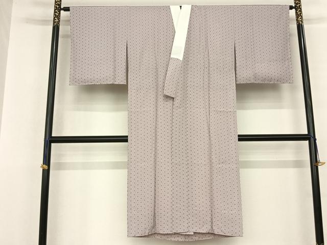 ■■■　サイズ　■■■ 身丈 128cm（肩から） 裄丈 65cm 袖丈 47cm　縫込み 12.5cm 袖幅 32.5cm 前幅 29cm 後幅 32cm 着物縫いこみ 内揚げ 11cm 裄 お袖側 約4cm　身頃側 約1cm ■■■　商品詳細　■■■ 【正絹】 状態は特に目立ったシミ汚れなどもなく大変良い状態です。 大変上質な逸品になります。 お安く出品致しますので、是非この機会にいかがでしょうか？ ■■■　注意事項　■■■ ■モニター発色の具合により色合いが異なる場合がございます。 ■寸法は多少の誤差が生じる場合がございますのでご了承ください。 ■縫込みの長さが左右非対称の場合は短い部分を記載しております。 左右非対称であってもご返品・お値引き等の保証は出来かねますので、ご了承の上ご購入をお願い致します。 ■シミ等のチェックには注意を払っておりますが、見落としがある場合もございますし、個人の見解も様々ですので神経質な方のご購入はお控えください。 ■箪笥に入っておりました着物や帯なので畳みシワや匂いがあるものもございます。 ■お休みは基本的に土日祝となりますが、その他臨時でお休みする場合がございますのでご了承ください。 ■商品の発送は平日のみの発送となります。 ■夜間と土曜、日曜日はお問い合わせの回答が遅れる場合がございます。 ■当店では、お直し、紋入れ、お手入れ等は承っておりません。 ■生地の状態（ヤケ、経年劣化等）によってはサイズ直しが出来ない場合がございます。 その点もどうかご了承のうえ、ご購入をお願いいたします。 ■弊社で取り扱う商品は一点ものにつき、時期や在庫状況に応じて金額が変更となる場合がございます。 ■検針は行っておりません。予めご了承いただきますようお願いいたします。 ■【洗える着物】と記載のある商品におきましては、商品お届け後に洗濯を行ってしまってからのご返品にはご対応しかねます。 念の為、専門店でのお手入れをお願いいたします。 ■着物のサイズ目安は下記を参考ください↓ ＜女性着物＞　お端折り次第で＋5cm　−1cmが着用可能サイズ 　例）身丈170cmの場合、身長160cm〜175cm ＜男性着物＞　身丈＋約25cm〜27cm程が適応身長 　例）身丈155cmの場合、身長180〜182cm