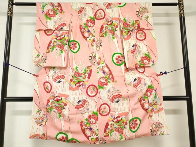 ■■■　サイズ　■■■ 【祝着】 身丈 115cm（肩から） 裄丈 48cm（肩上げ　2cm） 袖丈 54.5cm　縫込み 4cm 袖幅 29cm 前幅 17cm 後幅 23cm 着物縫いこみ 内揚げ 0cm （腰上げ　0cm） 裄 お袖側 約4cm　身頃側 約2cm ※袖が約3cm上がっております。 ■■■　商品詳細　■■■ 【交織】 状態は接写画像のように 衿・両袖前後・表地所々・衿裏・紐に薄い汚れがございます。 お安く出品致しますので、是非この機会にいかがでしょうか？ ※アンティークになりますのでお品物の状態の感じ方には個人差がございます。ご理解の上でのご入札をお願い致します。 ■■■　注意事項　■■■ ■モニター発色の具合により色合いが異なる場合がございます。 ■寸法は多少の誤差が生じる場合がございますのでご了承ください。 ■縫込みの長さが左右非対称の場合は短い部分を記載しております。 左右非対称であってもご返品・お値引き等の保証は出来かねますので、ご了承の上ご購入をお願い致します。 ■シミ等のチェックには注意を払っておりますが、見落としがある場合もございますし、個人の見解も様々ですので神経質な方のご購入はお控えください。 ■箪笥に入っておりました着物や帯なので畳みシワや匂いがあるものもございます。 ■お休みは基本的に土日祝となりますが、その他臨時でお休みする場合がございますのでご了承ください。 ■商品の発送は平日のみの発送となります。 ■夜間と土曜、日曜日はお問い合わせの回答が遅れる場合がございます。 ■当店では、お直し、紋入れ、お手入れ等は承っておりません。 ■生地の状態（ヤケ、経年劣化等）によってはサイズ直しが出来ない場合がございます。 その点もどうかご了承のうえ、ご購入をお願いいたします。 ■弊社で取り扱う商品は一点ものにつき、時期や在庫状況に応じて金額が変更となる場合がございます。 ■検針は行っておりません。予めご了承いただきますようお願いいたします。 ■【洗える着物】と記載のある商品におきましては、商品お届け後に洗濯を行ってしまってからのご返品にはご対応しかねます。 念の為、専門店でのお手入れをお願いいたします。 ■写真に写っている物が全てになります。それ以外の付属品はございませんのでご了承ください。 ■状態に関する写真につきましては、掲載可能な写真枚数に限りがあるため、各箇所につき1枚参考画像を掲載しております。 ■着物のサイズ目安は下記を参考ください↓ ＜女性着物＞　お端折り次第で＋5cm　−1cmが着用可能サイズ 　例）身丈170cmの場合、身長160cm〜175cm ＜男性着物＞　身丈＋約25cm〜27cm程が適応身長 　例）身丈155cmの場合、身長180〜182cm