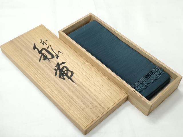 ■■■　サイズ　■■■ 長さ 424cm 幅 10cm程 ■■■　商品詳細　■■■ 【正絹・未使用・未仕立て】 状態は一度も締めておらず 特に目立ったシミ汚れなどもなく大変良い状態です。 爪で糸を1本1本掻きよせて織る爪つづれは 「日に寸、五日に寸、十日に寸」と伝えられるほどの 月日と高度な技術が必要であり複雑な文様になると 1日にわずか1cmしか織り進めないものもあります。 そのため極めて生産数も少なく希少価値の高い織物となっています。 元来生産数の少ないうえに職人さんの高齢化と後継者不足にともない 高度な技術をもった織師は年々減少している爪織本綴れ。 大変上質な逸品になります。 お安く出品致しますので、是非この機会にいかがでしょうか？ ■■■　注意事項　■■■ ■モニター発色の具合により色合いが異なる場合がございます。 ■寸法は多少の誤差が生じる場合がございますのでご了承ください。 ■縫込みの長さが左右非対称の場合は短い部分を記載しております。 左右非対称であってもご返品・お値引き等の保証は出来かねますので、ご了承の上ご購入をお願い致します。 ■シミ等のチェックには注意を払っておりますが、見落としがある場合もございますし、個人の見解も様々ですので神経質な方のご購入はお控えください。 ■箪笥に入っておりました着物や帯なので畳みシワや匂いがあるものもございます。 ■お休みは基本的に土日祝となりますが、その他臨時でお休みする場合がございますのでご了承ください。 ■商品の発送は平日のみの発送となります。 ■夜間と土曜、日曜日はお問い合わせの回答が遅れる場合がございます。 ■当店では、お直し、紋入れ、お手入れ等は承っておりません。 ■生地の状態（ヤケ、経年劣化等）によってはサイズ直しが出来ない場合がございます。 その点もどうかご了承のうえ、ご購入をお願いいたします。 ■弊社で取り扱う商品は一点ものにつき、時期や在庫状況に応じて金額が変更となる場合がございます。 ■検針は行っておりません。予めご了承いただきますようお願いいたします。 ■【洗える着物】と記載のある商品におきましては、商品お届け後に洗濯を行ってしまってからのご返品にはご対応しかねます。 念の為、専門店でのお手入れをお願いいたします。 ■写真に写っている物が全てになります。それ以外の付属品はございませんのでご了承ください。 ■状態に関する写真につきましては、掲載可能な写真枚数に限りがあるため、各箇所につき1枚参考画像を掲載しております。 ■着物のサイズ目安は下記を参考ください↓ ＜女性着物＞　お端折り次第で＋5cm　－1cmが着用可能サイズ 　例）身丈170cmの場合、身長160cm～175cm ＜男性着物＞　身丈＋約25cm～27cm程が適応身長 　例）身丈155cmの場合、身長180～182cm