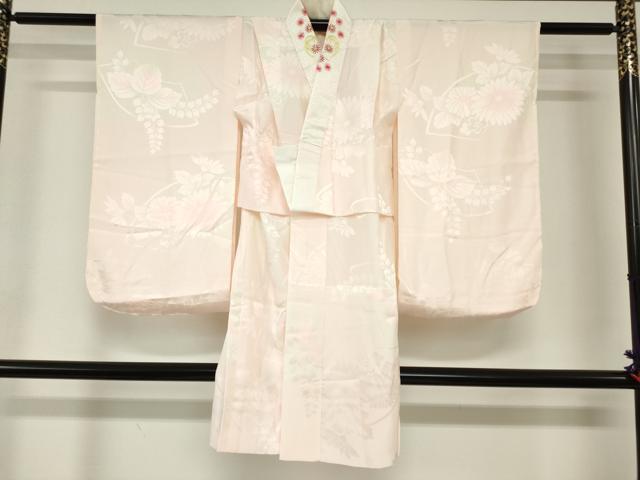 ■■■　サイズ　■■■ 【長襦袢】 身丈 93cm（肩から） 裄丈 50cm（肩上げ　6cm） 袖丈 67cm　縫込み 4cm 袖幅 32.5cm 前幅 25cm 後幅 29.5cm 着物縫いこみ 内揚げ 0cm （腰上げ　15cm） 裄 お袖側 約3cm　身頃側 約2.5cm ■■■　商品詳細　■■■ 【正絹】 状態は接写画像のように衿先に薄い汚れがございますが その他特に目立ったシミ汚れなどもなく大変良い状態です。 大変上質な逸品になります。 お安く出品致しますので、是非この機会にいかがでしょうか？ ■■■　注意事項　■■■ ■モニター発色の具合により色合いが異なる場合がございます。 ■寸法は多少の誤差が生じる場合がございますのでご了承ください。 ■縫込みの長さが左右非対称の場合は短い部分を記載しております。 左右非対称であってもご返品・お値引き等の保証は出来かねますので、ご了承の上ご購入をお願い致します。 ■シミ等のチェックには注意を払っておりますが、見落としがある場合もございますし、個人の見解も様々ですので神経質な方のご購入はお控えください。 ■箪笥に入っておりました着物や帯なので畳みシワや匂いがあるものもございます。 ■お休みは基本的に土日祝となりますが、その他臨時でお休みする場合がございますのでご了承ください。 ■商品の発送は平日のみの発送となります。 ■夜間と土曜、日曜日はお問い合わせの回答が遅れる場合がございます。 ■当店では、お直し、紋入れ、お手入れ等は承っておりません。 ■生地の状態（ヤケ、経年劣化等）によってはサイズ直しが出来ない場合がございます。 その点もどうかご了承のうえ、ご購入をお願いいたします。 ■弊社で取り扱う商品は一点ものにつき、時期や在庫状況に応じて金額が変更となる場合がございます。 ■検針は行っておりません。予めご了承いただきますようお願いいたします。 ■【洗える着物】と記載のある商品におきましては、商品お届け後に洗濯を行ってしまってからのご返品にはご対応しかねます。 念の為、専門店でのお手入れをお願いいたします。 ■写真に写っている物が全てになります。それ以外の付属品はございませんのでご了承ください。 ■状態に関する写真につきましては、掲載可能な写真枚数に限りがあるため、各箇所につき1枚参考画像を掲載しております。 ■着物のサイズ目安は下記を参考ください↓ ＜女性着物＞　お端折り次第で＋5cm　−1cmが着用可能サイズ 　例）身丈170cmの場合、身長160cm〜175cm ＜男性着物＞　身丈＋約25cm〜27cm程が適応身長 　例）身丈155cmの場合、身長180〜182cm