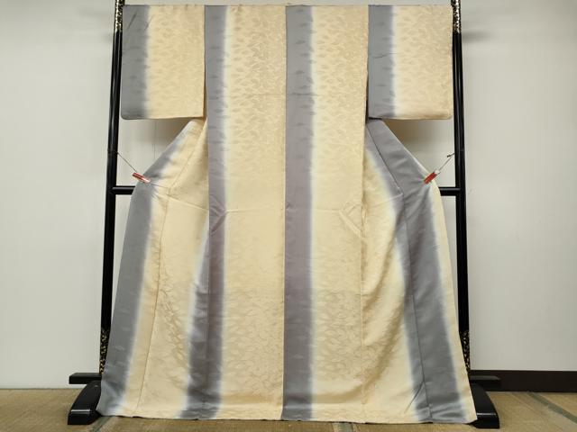 ■■■　サイズ　■■■ 身丈 174cm（肩から） 裄丈 69cm 袖丈 49cm　縫込み 2cm 袖幅 35cm 前幅 24cm 後幅 36cm 着物縫いこみ 内揚げ 1cm 裄 お袖側 約1cm　身頃側 約1cm ■■■　商品詳細　■■■ 【正絹・裏地のみ化繊】 状態は接写画像のように胴裏に薄い汚れがございますが その他特に目立ったシミ汚れなどもなく大変良い状態です。 大変上質な逸品になります。 お安く出品致しますので、是非この機会にいかがでしょうか？ ■■■　注意事項　■■■ ■モニター発色の具合により色合いが異なる場合がございます。 ■寸法は多少の誤差が生じる場合がございますのでご了承ください。 ■縫込みの長さが左右非対称の場合は短い部分を記載しております。 左右非対称であってもご返品・お値引き等の保証は出来かねますので、ご了承の上ご購入をお願い致します。 ■シミ等のチェックには注意を払っておりますが、見落としがある場合もございますし、個人の見解も様々ですので神経質な方のご購入はお控えください。 ■箪笥に入っておりました着物や帯なので畳みシワや匂いがあるものもございます。 ■お休みは基本的に土日祝となりますが、その他臨時でお休みする場合がございますのでご了承ください。 ■商品の発送は平日のみの発送となります。 ■夜間と土曜、日曜日はお問い合わせの回答が遅れる場合がございます。 ■当店では、お直し、紋入れ、お手入れ等は承っておりません。 ■生地の状態（ヤケ、経年劣化等）によってはサイズ直しが出来ない場合がございます。 その点もどうかご了承のうえ、ご購入をお願いいたします。 ■弊社で取り扱う商品は一点ものにつき、時期や在庫状況に応じて金額が変更となる場合がございます。 ■検針は行っておりません。予めご了承いただきますようお願いいたします。 ■【洗える着物】と記載のある商品におきましては、商品お届け後に洗濯を行ってしまってからのご返品にはご対応しかねます。 念の為、専門店でのお手入れをお願いいたします。 ■写真に写っている物が全てになります。それ以外の付属品はございませんのでご了承ください。 ■状態に関する写真につきましては、掲載可能な写真枚数に限りがあるため、各箇所につき1枚参考画像を掲載しております。 ■着物のサイズ目安は下記を参考ください↓ ＜女性着物＞　お端折り次第で＋5cm　−1cmが着用可能サイズ 　例）身丈170cmの場合、身長160cm〜175cm ＜男性着物＞　身丈＋約25cm〜27cm程が適応身長 　例）身丈155cmの場合、身長180〜182cm
