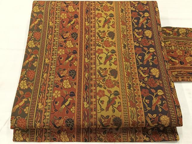 ■■■　サイズ　■■■ 長さ 341cm 幅 30cm程 ■■■　商品詳細　■■■ 【正絹】 詳細に関しましては、画像をご確認ください。 大変上質な逸品になります。 お安く出品致しますので、是非この機会にいかがでしょうか？ ■■■　注意事項　■■■ ■モニター発色の具合により色合いが異なる場合がございます。 ■寸法は多少の誤差が生じる場合がございますのでご了承ください。 ■縫込みの長さが左右非対称の場合は短い部分を記載しております。 左右非対称であってもご返品・お値引き等の保証は出来かねますので、ご了承の上ご購入をお願い致します。 ■シミ等のチェックには注意を払っておりますが、見落としがある場合もございますし、個人の見解も様々ですので神経質な方のご購入はお控えください。 ■箪笥に入っておりました着物や帯なので畳みシワや匂いがあるものもございます。 ■お休みは基本的に土日祝となりますが、その他臨時でお休みする場合がございますのでご了承ください。 ■商品の発送は平日のみの発送となります。 ■夜間と土曜、日曜日はお問い合わせの回答が遅れる場合がございます。 ■当店では、お直し、紋入れ、お手入れ等は承っておりません。 ■生地の状態（ヤケ、経年劣化等）によってはサイズ直しが出来ない場合がございます。 その点もどうかご了承のうえ、ご購入をお願いいたします。 ■弊社で取り扱う商品は一点ものにつき、時期や在庫状況に応じて金額が変更となる場合がございます。 ■検針は行っておりません。予めご了承いただきますようお願いいたします。 ■【洗える着物】と記載のある商品におきましては、商品お届け後に洗濯を行ってしまってからのご返品にはご対応しかねます。 念の為、専門店でのお手入れをお願いいたします。 ■着物のサイズ目安は下記を参考ください↓ ＜女性着物＞　お端折り次第で＋5cm　−1cmが着用可能サイズ 　例）身丈170cmの場合、身長160cm〜175cm ＜男性着物＞　身丈＋約25cm〜27cm程が適応身長 　例）身丈155cmの場合、身長180〜182cm