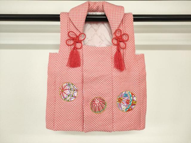 ■■■　サイズ　■■■ 【被布】 身丈 43cm（肩から） 裄丈 12.5cm（肩上げ　0.5cm） ■■■　商品詳細　■■■ 【交織】 状態は接写画像のようにホック部分に劣化がございますがその他表地は特に目立ったシミ汚れなどもなく大変良い状態です。 気にならない方であればそのままお召しになれるかと思います。 お安く出品致しますので、是非この機会にいかがでしょうか？ ※背伏せの無いお仕立てになりますので後身頃のサイズは、大体の背中心までを採寸しております。 ■■■　注意事項　■■■ ■モニター発色の具合により色合いが異なる場合がございます。 ■寸法は多少の誤差が生じる場合がございますのでご了承ください。 ■縫込みの長さが左右非対称の場合は短い部分を記載しております。 左右非対称であってもご返品・お値引き等の保証は出来かねますので、ご了承の上ご購入をお願い致します。 ■シミ等のチェックには注意を払っておりますが、見落としがある場合もございますし、個人の見解も様々ですので神経質な方のご購入はお控えください。 ■箪笥に入っておりました着物や帯なので畳みシワや匂いがあるものもございます。 ■お休みは基本的に土日祝となりますが、その他臨時でお休みする場合がございますのでご了承ください。 ■商品の発送は平日のみの発送となります。 ■夜間と土曜、日曜日はお問い合わせの回答が遅れる場合がございます。 ■当店では、お直し、紋入れ、お手入れ等は承っておりません。 ■生地の状態（ヤケ、経年劣化等）によってはサイズ直しが出来ない場合がございます。 その点もどうかご了承のうえ、ご購入をお願いいたします。 ■弊社で取り扱う商品は一点ものにつき、時期や在庫状況に応じて金額が変更となる場合がございます。 ■検針は行っておりません。予めご了承いただきますようお願いいたします。 ■【洗える着物】と記載のある商品におきましては、商品お届け後に洗濯を行ってしまってからのご返品にはご対応しかねます。 念の為、専門店でのお手入れをお願いいたします。 ■写真に写っている物が全てになります。それ以外の付属品はございませんのでご了承ください。 ■状態に関する写真につきましては、掲載可能な写真枚数に限りがあるため、各箇所につき1枚参考画像を掲載しております。 ■着物のサイズ目安は下記を参考ください↓ ＜女性着物＞　お端折り次第で＋5cm　−1cmが着用可能サイズ 　例）身丈170cmの場合、身長160cm〜175cm ＜男性着物＞　身丈＋約25cm〜27cm程が適応身長 　例）身丈155cmの場合、身長180〜182cm