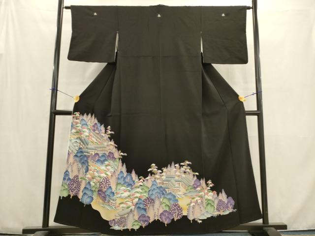 ■■■　サイズ　■■■ 身丈 157.5cm（肩から） 裄丈 62.5cm 袖丈 44.5cm　縫込み 7cm 袖幅 32.5cm 前幅 23cm 後幅 29.5cm 着物縫いこみ 内揚げ 6cm 裄 お袖側 約2cm　身頃側 約2cm ■■■　商品詳細　■■■ 【正絹・五つ紋・比翼仕立て】 状態は画像を添付しておりますので、そちらをご確認下さいますよう宜しくお願い致します。 大変上質な逸品になります。 お安く出品致しますので、是非この機会にいかがでしょうか？ ■■■　注意事項　■■■ ■モニター発色の具合により色合いが異なる場合がございます。 ■寸法は多少の誤差が生じる場合がございますのでご了承ください。 ■縫込みの長さが左右非対称の場合は短い部分を記載しております。 左右非対称であってもご返品・お値引き等の保証は出来かねますので、ご了承の上ご購入をお願い致します。 ■シミ等のチェックには注意を払っておりますが、見落としがある場合もございますし、個人の見解も様々ですので神経質な方のご購入はお控えください。 ■箪笥に入っておりました着物や帯なので畳みシワや匂いがあるものもございます。 ■お休みは基本的に土日祝となりますが、その他臨時でお休みする場合がございますのでご了承ください。 ■商品の発送は平日のみの発送となります。 ■夜間と土曜、日曜日はお問い合わせの回答が遅れる場合がございます。 ■当店では、お直し、紋入れ、お手入れ等は承っておりません。 ■生地の状態（ヤケ、経年劣化等）によってはサイズ直しが出来ない場合がございます。 その点もどうかご了承のうえ、ご購入をお願いいたします。 ■弊社で取り扱う商品は一点ものにつき、時期や在庫状況に応じて金額が変更となる場合がございます。 ■検針は行っておりません。予めご了承いただきますようお願いいたします。 ■【洗える着物】と記載のある商品におきましては、商品お届け後に洗濯を行ってしまってからのご返品にはご対応しかねます。 念の為、専門店でのお手入れをお願いいたします。 ■着物のサイズ目安は下記を参考ください↓ ＜女性着物＞　お端折り次第で＋5cm　−1cmが着用可能サイズ 　例）身丈170cmの場合、身長160cm〜175cm ＜男性着物＞　身丈＋約25cm〜27cm程が適応身長 　例）身丈155cmの場合、身長180〜182cm