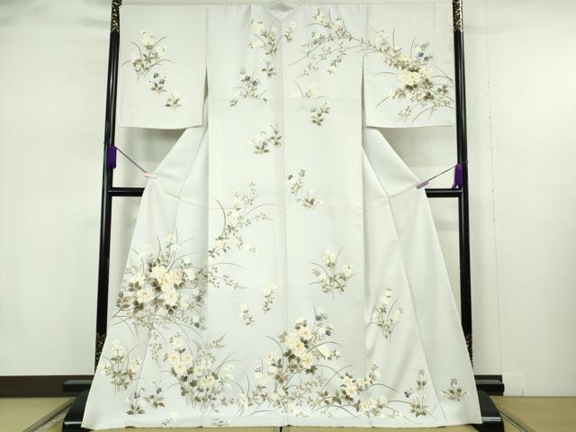 ■■■　サイズ　■■■ 身丈 172.5cm（肩から） 裄丈 71cm 袖丈 53cm　 縫込み 3cm 袖幅 36cm 前幅 26.5cm 後幅 30.5cm 着物縫いこみ 内揚げ 2.5cm 裄 お袖側 約 1cm　身頃側 約 0cm ■■■　商品詳細　■■■ 【正絹】 状態は特に目立ったシミ汚れなどもなく大変良い状態です。 大変上質な極上の逸品になります。 お安く出品致しますので、是非この機会にいかがでしょうか？ ■■■　注意事項　■■■ ■モニター発色の具合により色合いが異なる場合がございます。 ■寸法は多少の誤差が生じる場合がございますのでご了承ください。 ■縫込みの長さが左右非対称の場合は短い部分を記載しております。 左右非対称であってもご返品・お値引き等の保証は出来かねますので、ご了承の上ご購入をお願い致します。 ■シミ等のチェックには注意を払っておりますが、見落としがある場合もございますし、個人の見解も様々ですので神経質な方のご購入はお控えください。 ■箪笥に入っておりました着物や帯なので畳みシワや匂いがあるものもございます。 ■お休みは基本的に土日祝となりますが、その他臨時でお休みする場合がございますのでご了承ください。 ■商品の発送は平日のみの発送となります。 ■夜間と土曜、日曜日はお問い合わせの回答が遅れる場合がございます。 ■当店では、お直し、紋入れ、お手入れ等は承っておりません。 ■生地の状態（ヤケ、経年劣化等）によってはサイズ直しが出来ない場合がございます。 その点もどうかご了承のうえ、ご購入をお願いいたします。 ■弊社で取り扱う商品は一点ものにつき、時期や在庫状況に応じて金額が変更となる場合がございます。 ■検針は行っておりません。予めご了承いただきますようお願いいたします。 ■【洗える着物】と記載のある商品におきましては、商品お届け後に洗濯を行ってしまってからのご返品にはご対応しかねます。 念の為、専門店でのお手入れをお願いいたします。 ■写真に写っている物が全てになります。 それ以外の付属品はございませんのでご了承ください。 ■状態に関する写真につきましては、掲載可能な写真枚数に限りがあるため、 各箇所につき1枚参考画像を掲載しております。 ■着物のサイズ目安は下記を参考ください↓ ＜女性着物＞　お端折り次第で＋5cm　－10cmが着用可能サイズ 　例）身丈170cmの場合、身長160cm～175cm ＜男性着物＞　身丈＋約25cm～27cm程が適応身長 　例）身丈155cmの場合、身長180cm～182cm