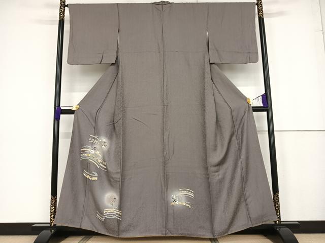 ■■■　サイズ　■■■ 身丈 158.5cm（肩から） 裄丈 66cm 袖丈 48cm　縫込み 3cm 袖幅 34cm 前幅 25cm 後幅 30cm 着物縫いこみ 内揚げ 8cm 裄 お袖側 約3cm　身頃側 約4cm ■■■　商品詳細　■■■ 【正絹】 状態は特に目立ったシミ汚れなどもなく大変良い状態です。 大変上質な逸品になります。 お安く出品致しますので、是非この機会にいかがでしょうか？ ■■■　注意事項　■■■ ■モニター発色の具合により色合いが異なる場合がございます。 ■寸法は多少の誤差が生じる場合がございますのでご了承ください。 ■縫込みの長さが左右非対称の場合は短い部分を記載しております。 左右非対称であってもご返品・お値引き等の保証は出来かねますので、ご了承の上ご購入をお願い致します。 ■シミ等のチェックには注意を払っておりますが、見落としがある場合もございますし、個人の見解も様々ですので神経質な方のご購入はお控えください。 ■箪笥に入っておりました着物や帯なので畳みシワや匂いがあるものもございます。 ■お休みは基本的に土日祝となりますが、その他臨時でお休みする場合がございますのでご了承ください。 ■商品の発送は平日のみの発送となります。 ■夜間と土曜、日曜日はお問い合わせの回答が遅れる場合がございます。 ■当店では、お直し、紋入れ、お手入れ等は承っておりません。 ■生地の状態（ヤケ、経年劣化等）によってはサイズ直しが出来ない場合がございます。 その点もどうかご了承のうえ、ご購入をお願いいたします。 ■弊社で取り扱う商品は一点ものにつき、時期や在庫状況に応じて金額が変更となる場合がございます。 ■検針は行っておりません。予めご了承いただきますようお願いいたします。 ■【洗える着物】と記載のある商品におきましては、商品お届け後に洗濯を行ってしまってからのご返品にはご対応しかねます。 念の為、専門店でのお手入れをお願いいたします。 ■着物のサイズ目安は下記を参考ください↓ ＜女性着物＞　お端折り次第で＋5?　−10?が着用可能サイズ 　例）身丈170?の場合、身長160?〜175? ＜男性着物＞　身丈＋約25?〜27?程が適応身長 　例）身丈155?の場合、身長180〜182?