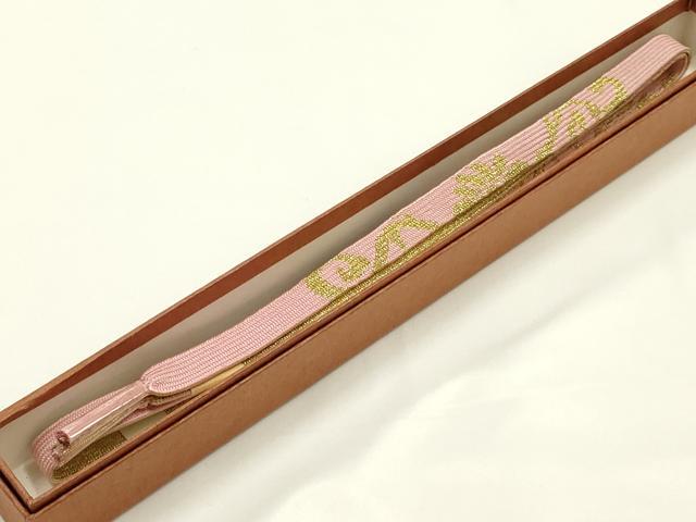 ■■■　サイズ　■■■ 長さ　約148cm（房を除く） ■■■　商品詳細　■■■ 【未使用】 状態は参考画像のように金属糸の変色がございます。 大変上質な逸品になります。 お安く出品致しますので、是非この機会にいかがでしょうか？ ■■■　注意事項　■■■ ■モニター発色の具合により色合いが異なる場合がございます。 ■寸法は多少の誤差が生じる場合がございますのでご了承ください。 ■縫込みの長さが左右非対称の場合は短い部分を記載しております。 左右非対称であってもご返品・お値引き等の保証は出来かねますので、ご了承の上ご購入をお願い致します。 ■シミ等のチェックには注意を払っておりますが、見落としがある場合もございますし、個人の見解も様々ですので神経質な方のご購入はお控えください。 ■箪笥に入っておりました着物や帯なので畳みシワや匂いがあるものもございます。 ■お休みは基本的に土日祝となりますが、その他臨時でお休みする場合がございますのでご了承ください。 ■商品の発送は平日のみの発送となります。 ■夜間と土曜、日曜日はお問い合わせの回答が遅れる場合がございます。 ■当店では、お直し、紋入れ、お手入れ等は承っておりません。 ■生地の状態（ヤケ、経年劣化等）によってはサイズ直しが出来ない場合がございます。 その点もどうかご了承のうえ、ご購入をお願いいたします。 ■弊社で取り扱う商品は一点ものにつき、時期や在庫状況に応じて金額が変更となる場合がございます。 ■検針は行っておりません。予めご了承いただきますようお願いいたします。 ■【洗える着物】と記載のある商品におきましては、商品お届け後に洗濯を行ってしまってからのご返品にはご対応しかねます。 念の為、専門店でのお手入れをお願いいたします。 ■写真に写っている物が全てになります。それ以外の付属品はございませんのでご了承ください。 ■着物のサイズ目安は下記を参考ください↓ ＜女性着物＞　お端折り次第で＋5cm　－1cmが着用可能サイズ 　例）身丈170cmの場合、身長160cm～175cm ＜男性着物＞　身丈＋約25cm～27cm程が適応身長 　例）身丈155cmの場合、身長180～182cm