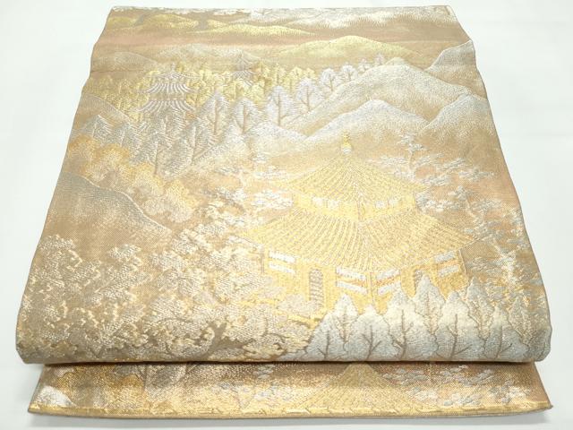 ■■■　サイズ　■■■ 長さ 4112cm 幅 30.5cm程 ■■■　商品詳細　■■■ 【正絹】 詳細に関しましては、画像をご確認ください。 大変上質な逸品になります。 お安く出品致しますので、是非この機会にいかがでしょうか？ ■■■　注意事項　■■■ ■モニター発色の具合により色合いが異なる場合がございます。 ■寸法は多少の誤差が生じる場合がございますのでご了承ください。 ■縫込みの長さが左右非対称の場合は短い部分を記載しております。 左右非対称であってもご返品・お値引き等の保証は出来かねますので、ご了承の上ご購入をお願い致します。 ■シミ等のチェックには注意を払っておりますが、見落としがある場合もございますし、個人の見解も様々ですので神経質な方のご購入はお控えください。 ■箪笥に入っておりました着物や帯なので畳みシワや匂いがあるものもございます。 ■お休みは基本的に土日祝となりますが、その他臨時でお休みする場合がございますのでご了承ください。 ■商品の発送は平日のみの発送となります。 ■夜間と土曜、日曜日はお問い合わせの回答が遅れる場合がございます。 ■当店では、お直し、紋入れ、お手入れ等は承っておりません。 ■生地の状態（ヤケ、経年劣化等）によってはサイズ直しが出来ない場合がございます。 その点もどうかご了承のうえ、ご購入をお願いいたします。 ■弊社で取り扱う商品は一点ものにつき、時期や在庫状況に応じて金額が変更となる場合がございます。 ■検針は行っておりません。予めご了承いただきますようお願いいたします。 ■【洗える着物】と記載のある商品におきましては、商品お届け後に洗濯を行ってしまってからのご返品にはご対応しかねます。 念の為、専門店でのお手入れをお願いいたします。 ■着物のサイズ目安は下記を参考ください↓ ＜女性着物＞　お端折り次第で＋5cm　−1cmが着用可能サイズ 　例）身丈170cmの場合、身長160cm〜175cm ＜男性着物＞　身丈＋約25cm〜27cm程が適応身長 　例）身丈155cmの場合、身長180〜182cm