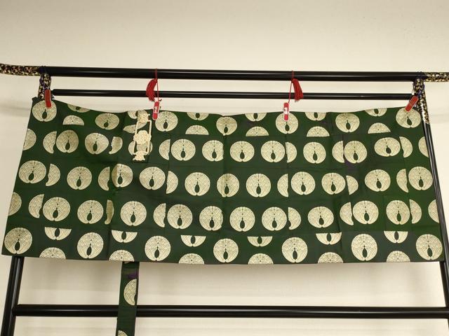 ■■■　サイズ　■■■ 縦 56.5cm 横 142.5cm ■■■　商品詳細　■■■ 状態は参考画像のように傷みや汚れがございます。 大変上質な逸品になります。 お安く出品致しますので、是非この機会にいかがでしょうか？ ■■■　注意事項　■■■ ■モニター発色の具合により色合いが異なる場合がございます。 ■寸法は多少の誤差が生じる場合がございますのでご了承ください。 ■縫込みの長さが左右非対称の場合は短い部分を記載しております。 左右非対称であってもご返品・お値引き等の保証は出来かねますので、ご了承の上ご購入をお願い致します。 ■シミ等のチェックには注意を払っておりますが、見落としがある場合もございますし、個人の見解も様々ですので神経質な方のご購入はお控えください。 ■箪笥に入っておりました着物や帯なので畳みシワや匂いがあるものもございます。 ■お休みは基本的に土日祝となりますが、その他臨時でお休みする場合がございますのでご了承ください。 ■商品の発送は平日のみの発送となります。 ■夜間と土曜、日曜日はお問い合わせの回答が遅れる場合がございます。 ■当店では、お直し、紋入れ、お手入れ等は承っておりません。 ■生地の状態（ヤケ、経年劣化等）によってはサイズ直しが出来ない場合がございます。 その点もどうかご了承のうえ、ご購入をお願いいたします。 ■弊社で取り扱う商品は一点ものにつき、時期や在庫状況に応じて金額が変更となる場合がございます。 ■検針は行っておりません。予めご了承いただきますようお願いいたします。 ■【洗える着物】と記載のある商品におきましては、商品お届け後に洗濯を行ってしまってからのご返品にはご対応しかねます。 念の為、専門店でのお手入れをお願いいたします。 ■写真に写っている物が全てになります。 それ以外の付属品はございませんのでご了承ください。 ■状態に関する写真につきましては、掲載可能な写真枚数に限りがあるため、 各箇所につき1枚参考画像を掲載しております。 ■着物のサイズ目安は下記を参考ください↓ ＜女性着物＞　お端折り次第で＋5cm　−10cmが着用可能サイズ 　例）身丈170cmの場合、身長160cm〜175cm ＜男性着物＞　身丈＋約25cm〜27cm程が適応身長 　例）身丈155cmの場合、身長180cm〜182cm