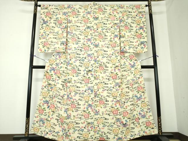 ■■■　サイズ　■■■ 身丈 158cm（肩から） 裄丈 64.5cm 袖丈 62cm　縫込み 3.5cm 袖幅 32cm 前幅 22.5cm 後幅 30cm 着物縫いこみ 内揚げ 0cm 裄 お袖側 約1.5cm　身頃側 約1.5cm ■■■　商品詳細　■■■ 【正絹・バチ衿】 状態は接写画像のように表地所々、胴裏に薄いシミ、八掛に汚れがございます。 大変上質な逸品になりますのでぜひお手入れをされてお召しになられてはいかがでしょうか。 お安く出品致しますので、是非この機会にいかがでしょうか？ ■■■　注意事項　■■■ ■モニター発色の具合により色合いが異なる場合がございます。 ■寸法は多少の誤差が生じる場合がございますのでご了承ください。 ■縫込みの長さが左右非対称の場合は短い部分を記載しております。 左右非対称であってもご返品・お値引き等の保証は出来かねますので、ご了承の上ご購入をお願い致します。 ■シミ等のチェックには注意を払っておりますが、見落としがある場合もございますし、個人の見解も様々ですので神経質な方のご購入はお控えください。 ■箪笥に入っておりました着物や帯なので畳みシワや匂いがあるものもございます。 ■お休みは基本的に土日祝となりますが、その他臨時でお休みする場合がございますのでご了承ください。 ■商品の発送は平日のみの発送となります。 ■夜間と土曜、日曜日はお問い合わせの回答が遅れる場合がございます。 ■当店では、お直し、紋入れ、お手入れ等は承っておりません。 ■生地の状態（ヤケ、経年劣化等）によってはサイズ直しが出来ない場合がございます。 その点もどうかご了承のうえ、ご購入をお願いいたします。 ■弊社で取り扱う商品は一点ものにつき、時期や在庫状況に応じて金額が変更となる場合がございます。 ■検針は行っておりません。予めご了承いただきますようお願いいたします。 ■【洗える着物】と記載のある商品におきましては、商品お届け後に洗濯を行ってしまってからのご返品にはご対応しかねます。 念の為、専門店でのお手入れをお願いいたします。 ■着物のサイズ目安は下記を参考ください↓ ＜女性着物＞　お端折り次第で＋5?　−10?が着用可能サイズ 　例）身丈170?の場合、身長160?〜175? ＜男性着物＞　身丈＋約25?〜27?程が適応身長 　例）身丈155?の場合、身長180〜182?